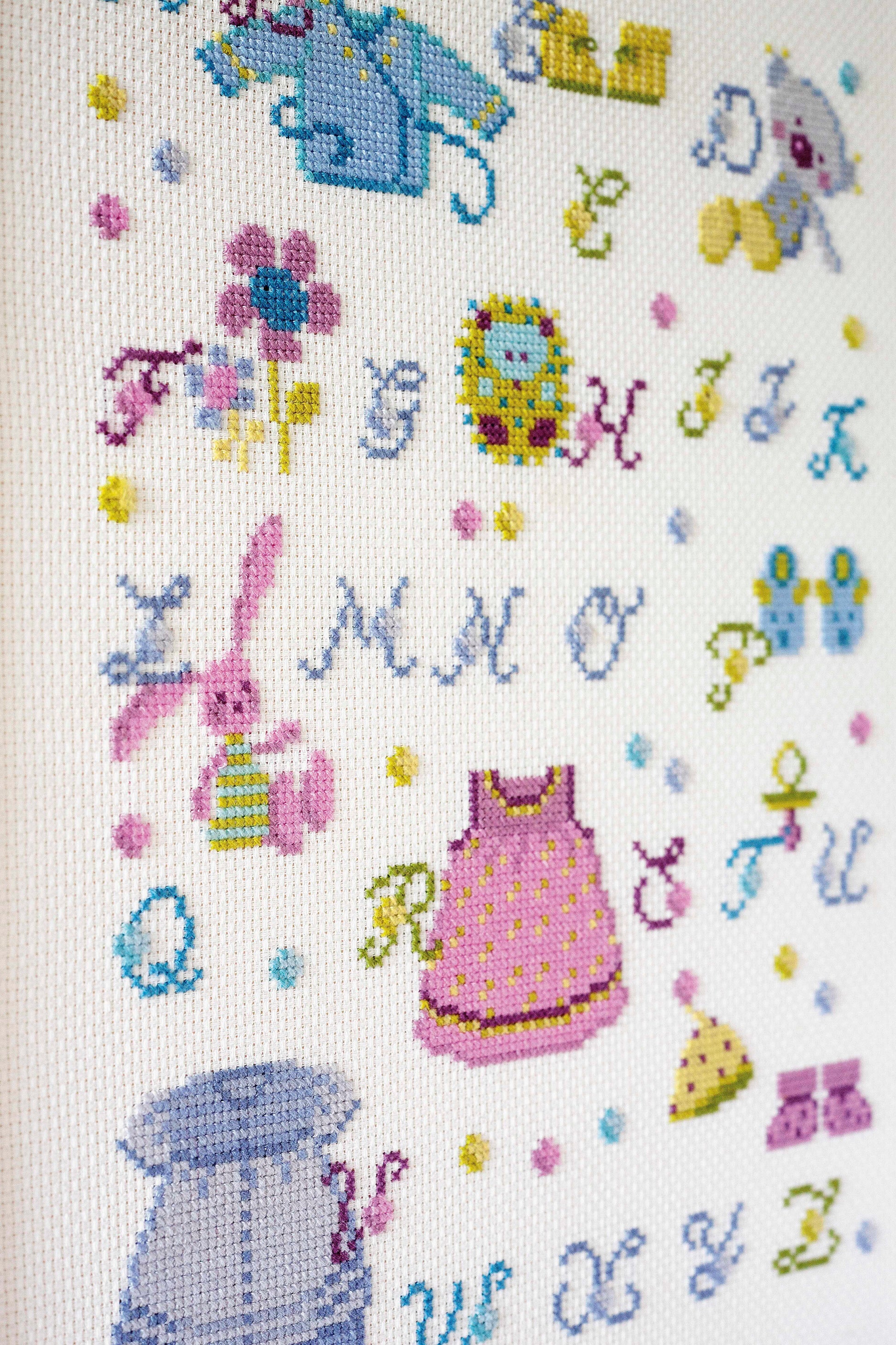 Grille broderie point de croix Douceurs de Bébé N°6 : tableaux de naissance, abécédaire et motifs enfantins sur toile Aïda ou lin. 10 pages, symboles et couleurs DMC.