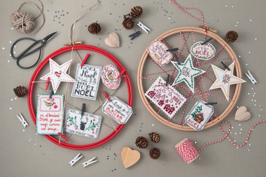 Grille point de croix : tambours brodés pour Noël. Motifs sur toile lin 11 fils, imprimée sur 6 pages avec symboles et couleurs DMC. Déco à faire soi-même.