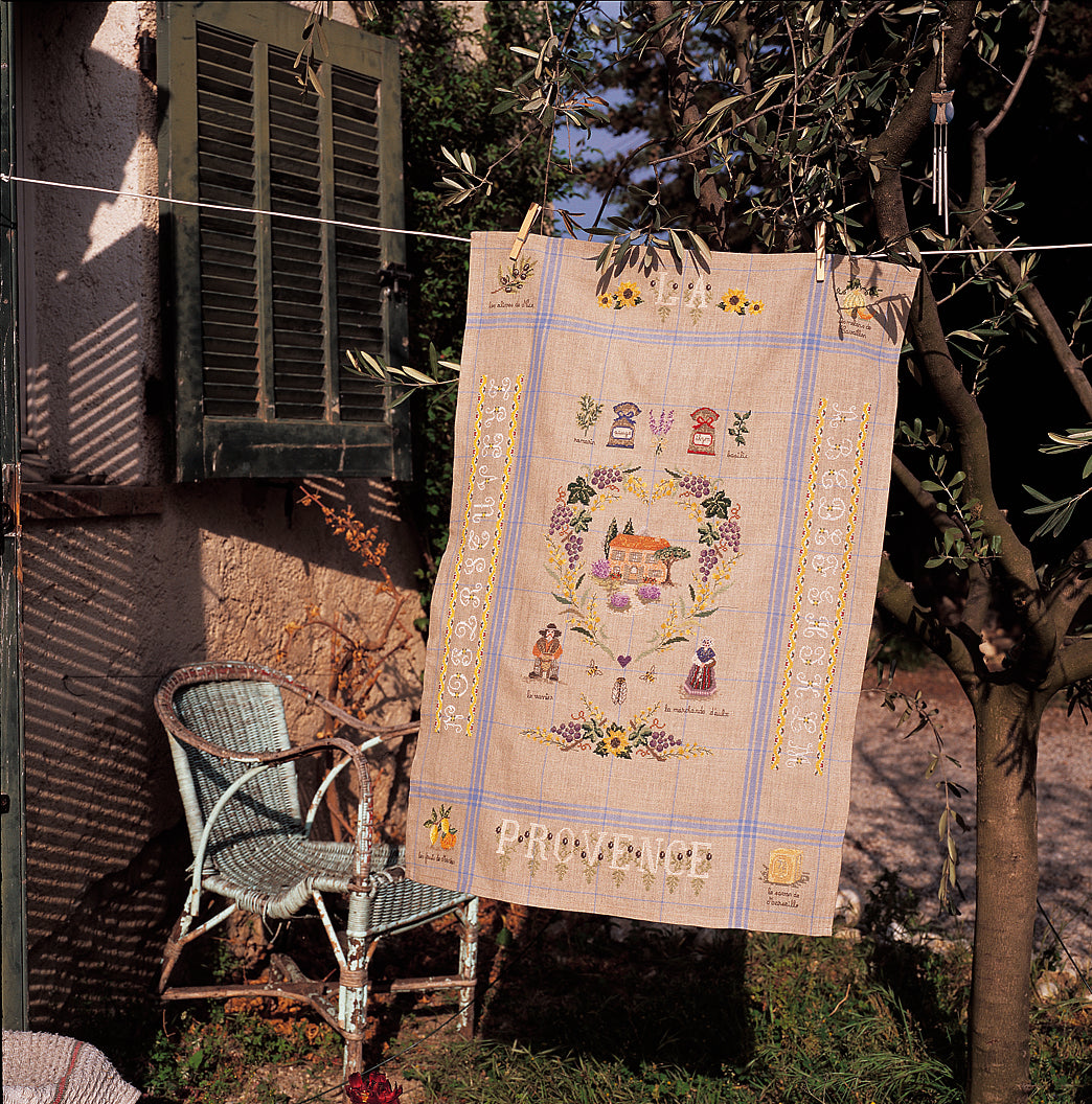 Grille point de croix : torchon provençal, lavande, olives et tournesols. Lin 11 fils/cm ou Aïda 5,5 pts/cm. 8 pages couleur, réf. DMC.
