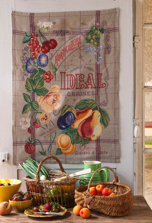 Grille point de croix : fruits d'été brodés sur torchon en lin. Motif 320 x 451 points (58,18 x 82 cm), 8 pages, couleurs DMC.