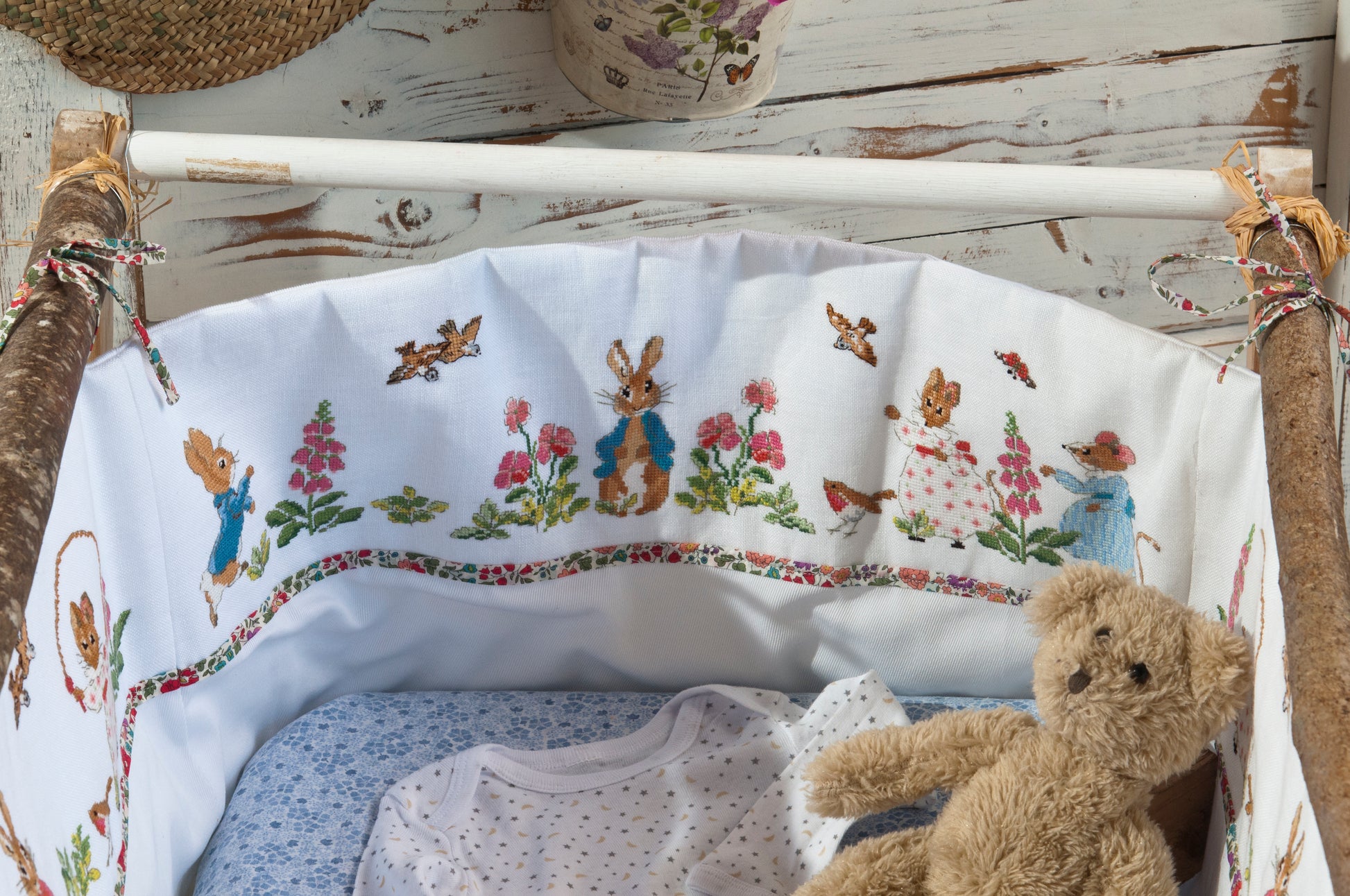 Grille point de croix : tour de lit Pierrot Lapin inspiré de Beatrix Potter. Motif champêtre pour chambre de bébé, sur lin ou toile Aïda. 