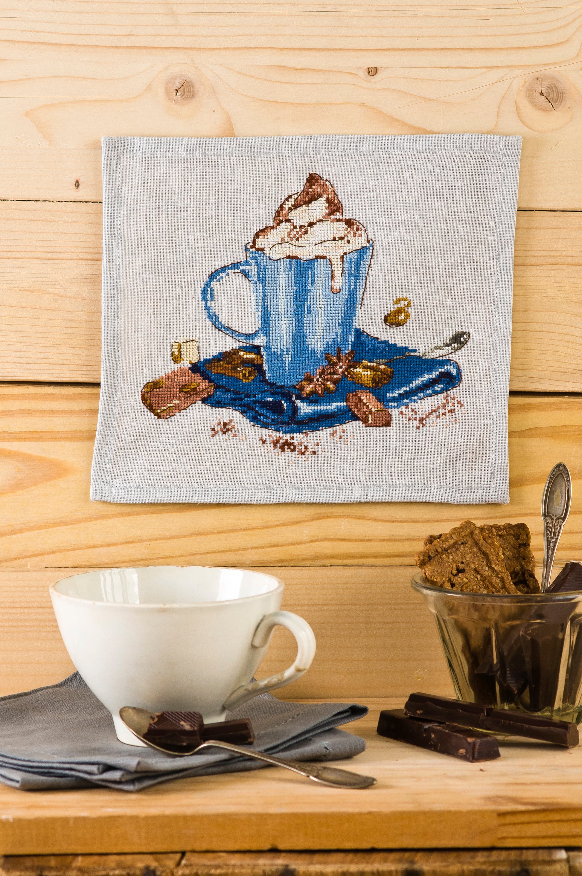 Grille de broderie point de croix « Thé ou chocolat » par Création Point de Croix. Duo de motifs cocooning : chocolat viennois et thé épicé. À broder sur lin ou Aïda.