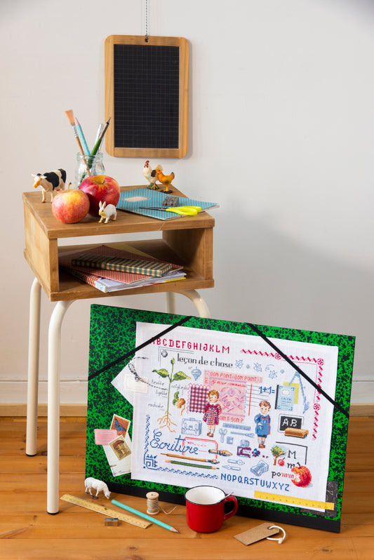 Grille point de croix – Écolier : fournitures scolaires, dessins et cahiers brodés sur toile de lin ivoire DMC, motif pour pochette à dessins, style tendre et intemporel – Véronique Enginger & Création Point de Croix