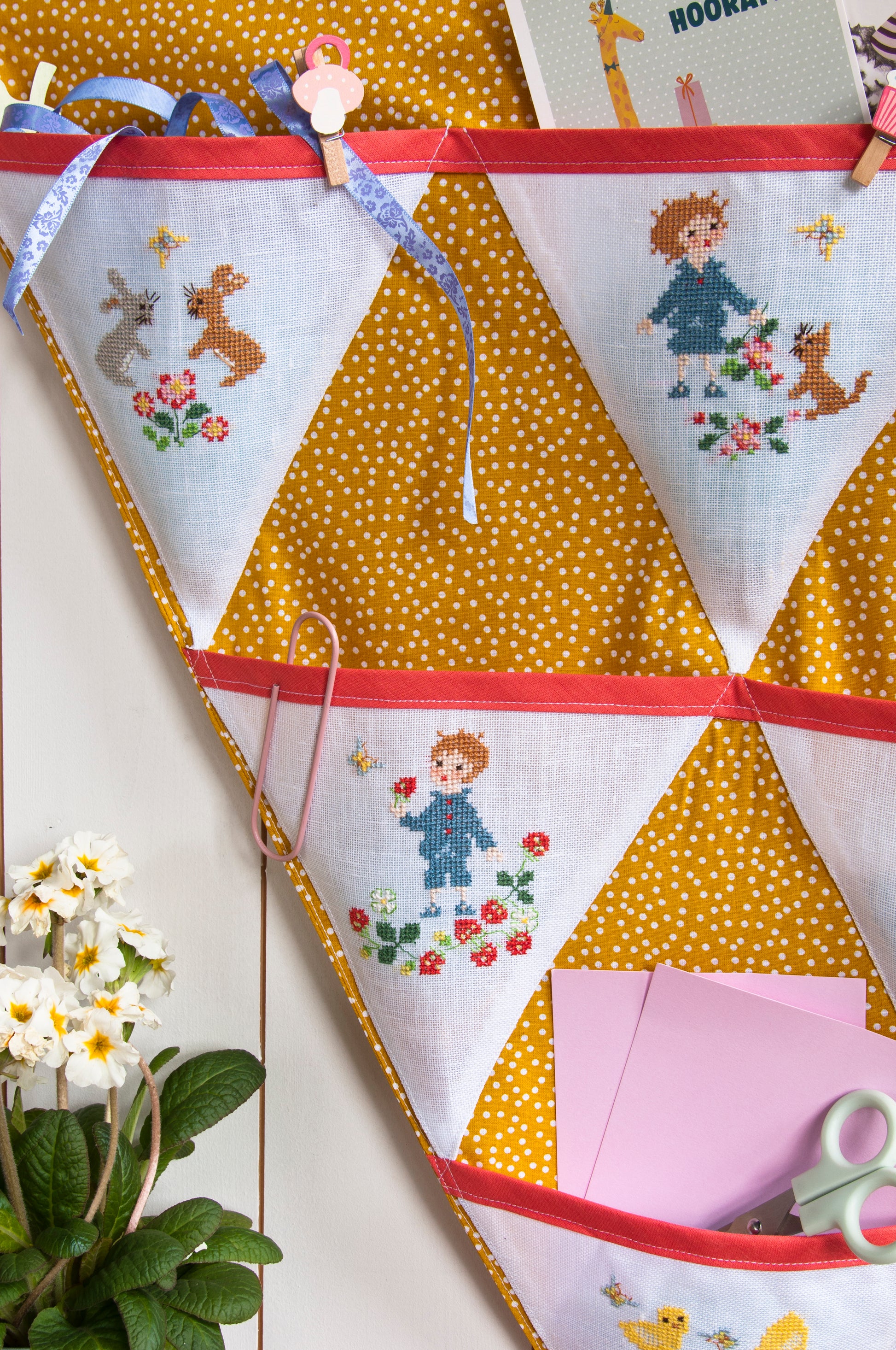 Grille de broderie point de croix « Vide-poches enfant » par P. Samouiloff : vide-poche pour chambre d'enfant sur toile blanche 11 fils. DMC, 6 pages, motif 7,27 x 9,09 cm.