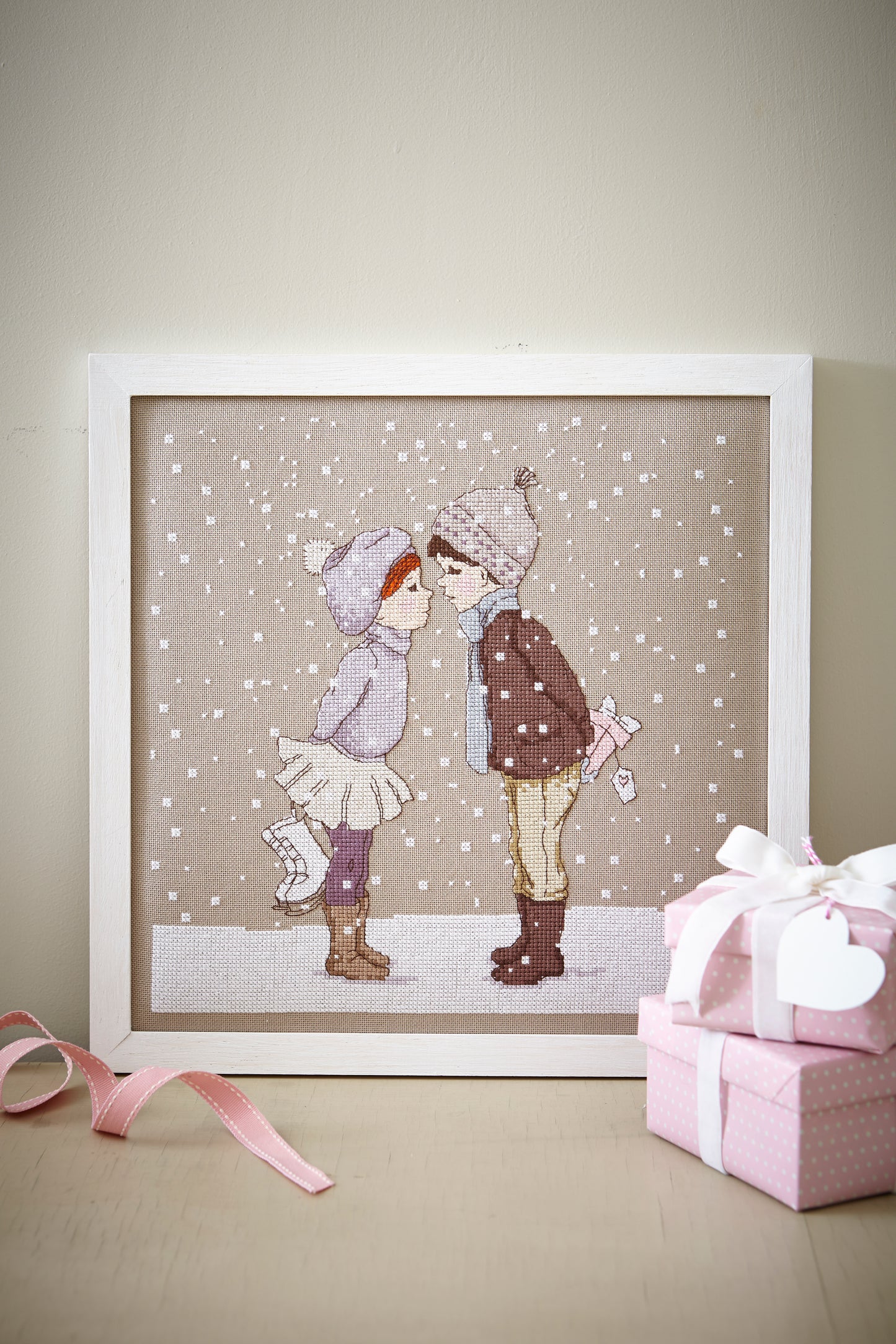 Grille de point de croix Jeux d'Enfants Bell & Boo – deux enfants complices sous les flocons d'hiver avec moufles et joues rosies, brodé sur étamine blanc cassé 10 fils/cm, Création Point de Croix