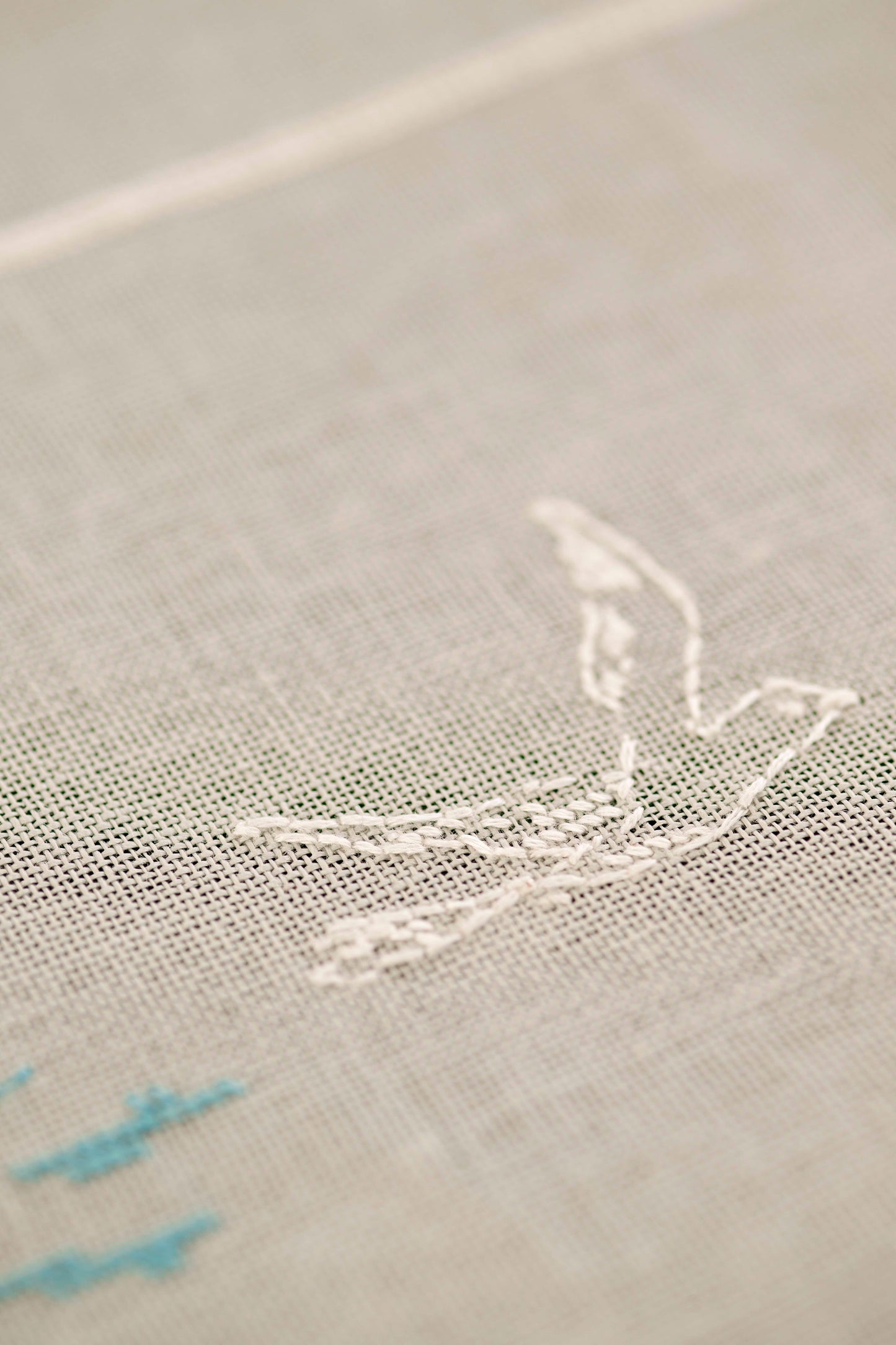 Grille de point de croix Élégance du rivage : mouette et mer sur lin 11 fils gris. Chemin de table et set de table. Références DMC sur 4 pages.