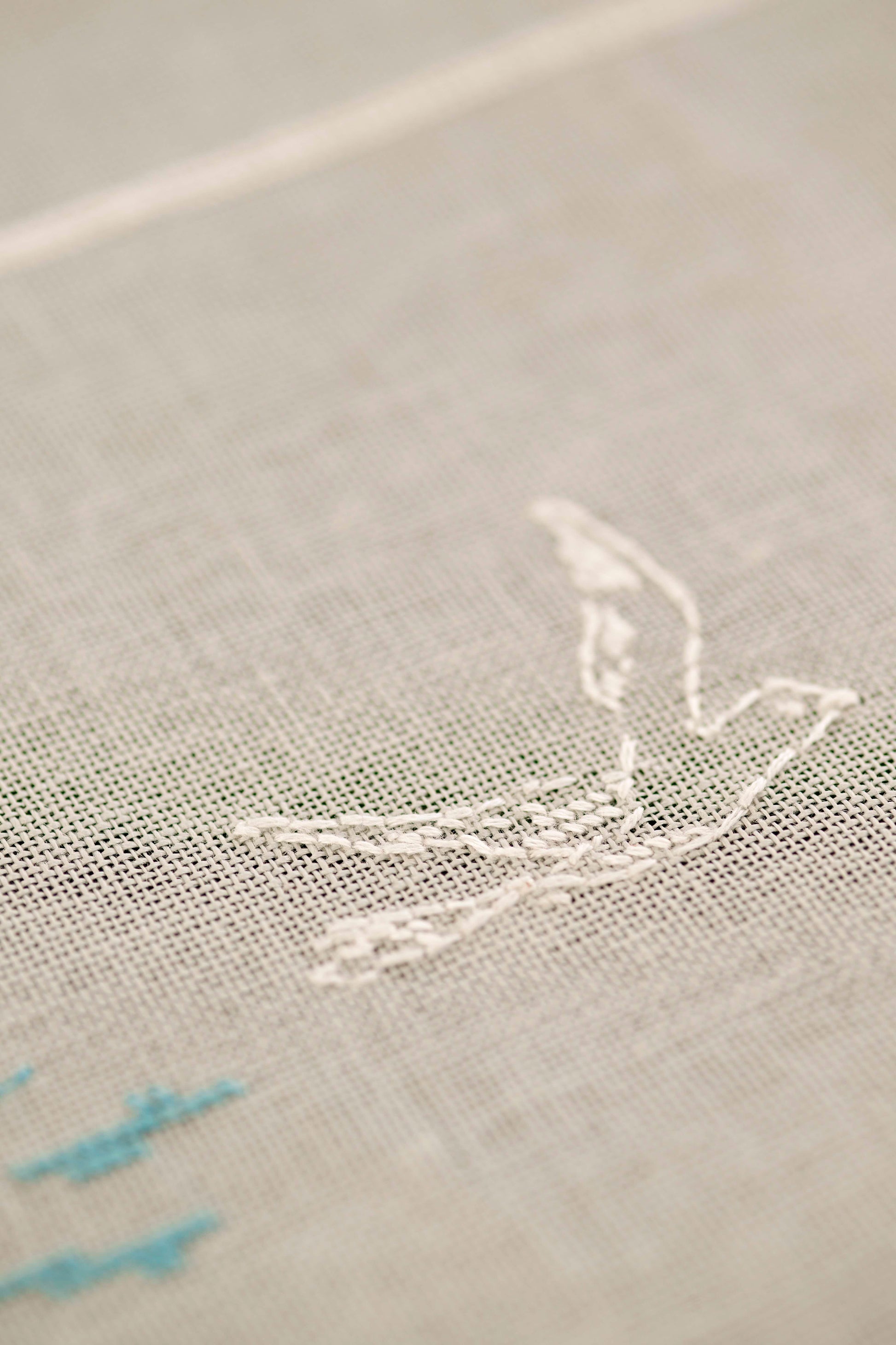 Grille de point de croix Élégance du rivage : mouette et mer sur lin 11 fils gris. Chemin de table et set de table. Références DMC sur 4 pages.