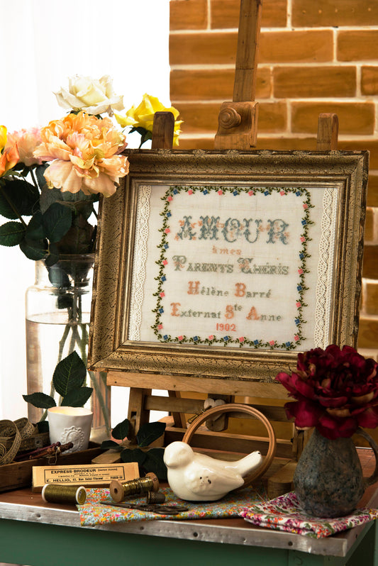 Grille broderie point de croix : compliment a mes parents, motif ancien XIXe siecle a broder sur lin blanc. DMC, 6 pages.