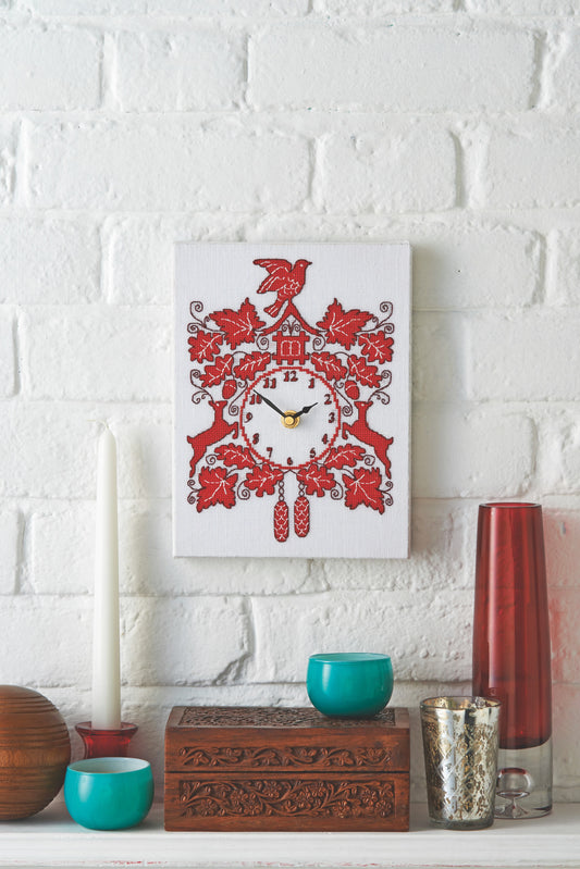 Grille de point de croix C'est l'heure : horloge coucou suisse sur lin 11 fils blanc. 120 x 90 points. Références DMC sur 4 pages.