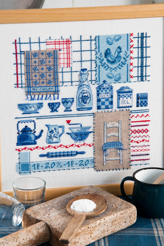 Grille de point de croix Cadre cuisine bleu à broder sur toile 11 fils. Motifs détaillés de cuisine de campagne. 138 x 138 points. Références DMC incluses.