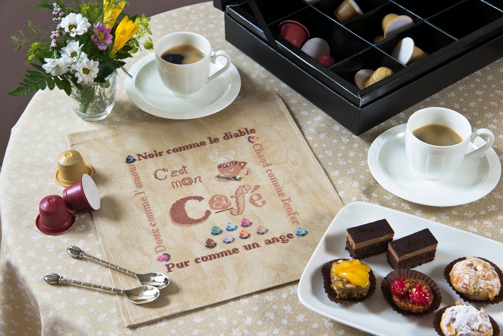 Grille de broderie au point de croix : Café gourmand, tasse et capsules colorées. 6 pages avec symboles et références DMC. À broder sur Aïda ou lin.
