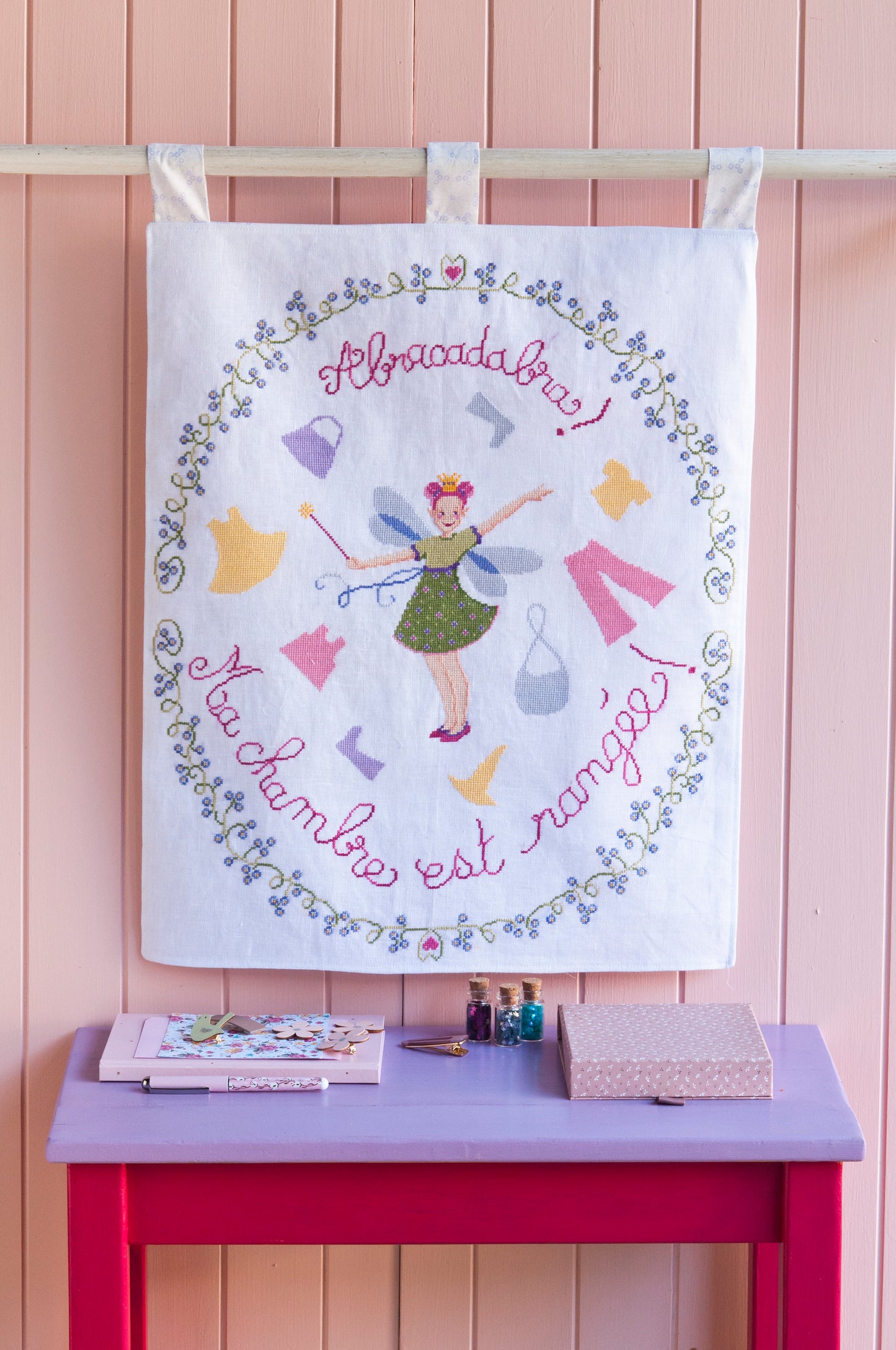 Grille de broderie point de croix « Fée Princesse » par Sylvie Teytaud : grande fée magique sur lin blanc 11 fils. DMC, 8 pages, motif 46,72 x 55,45 cm.