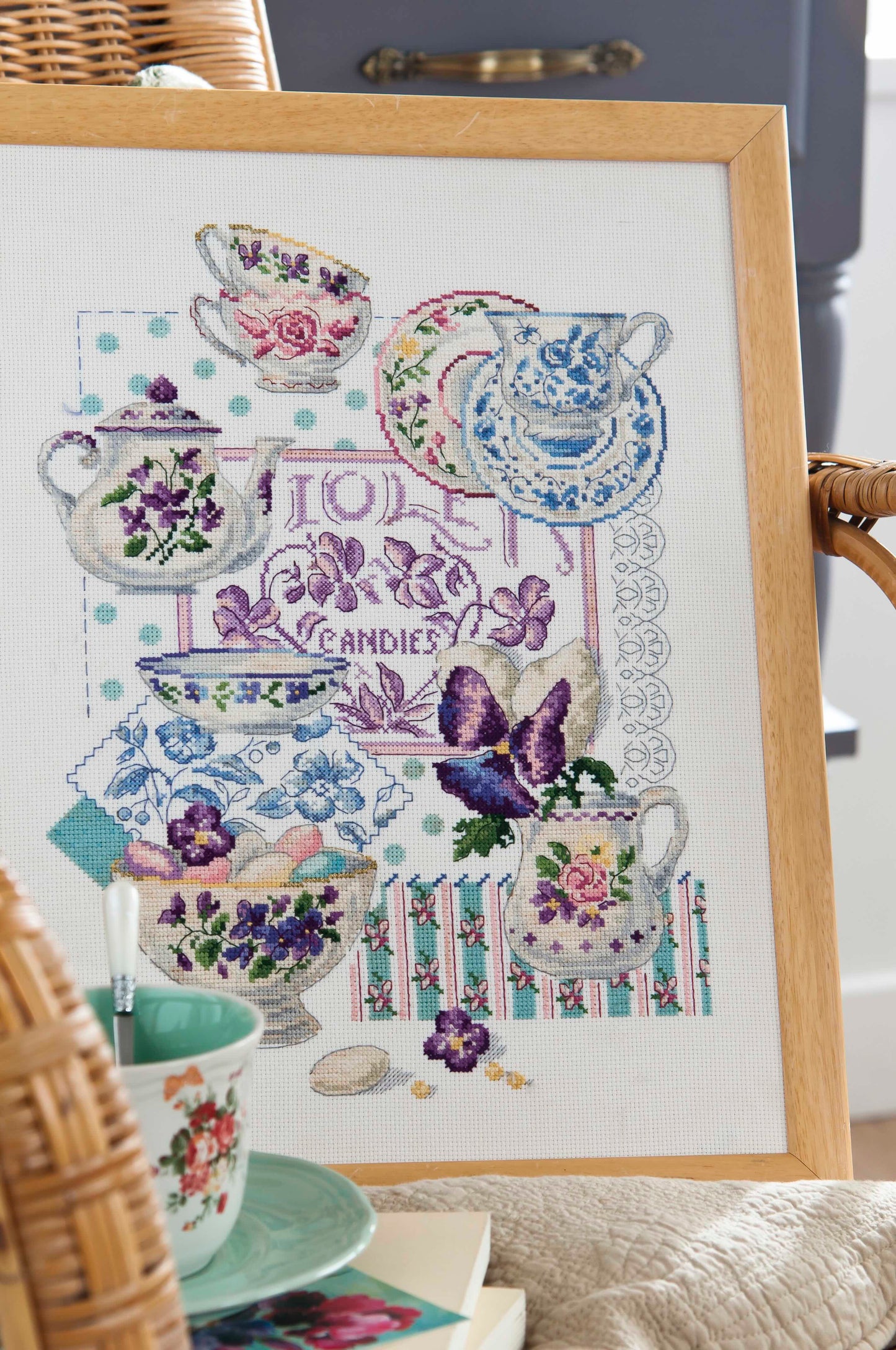 Grille de point de croix Nos plus belles faïences françaises. Décors floraux bleu et violet sur Aïda 5,5 pts. 207 x 150 points. Références DMC incluses.
