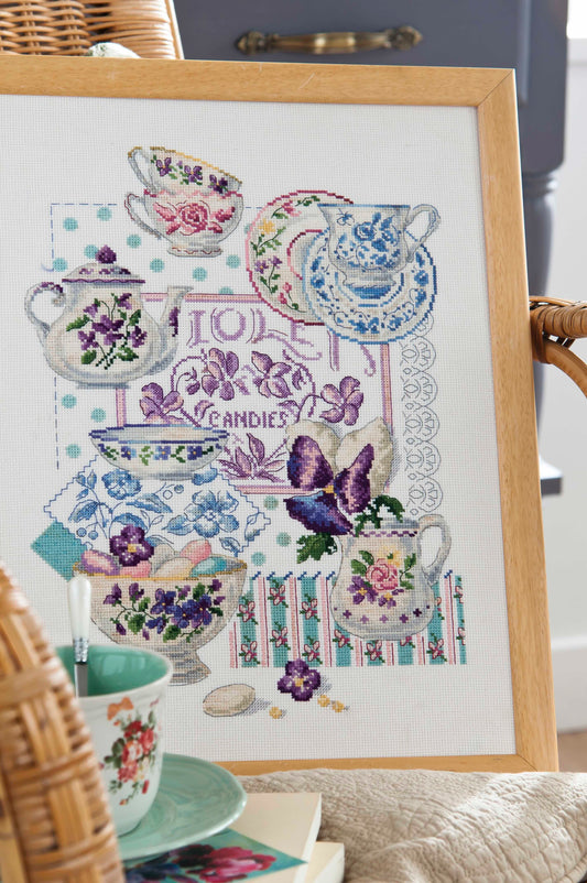 Grille de point de croix Nos plus belles faïences françaises. Décors floraux bleu et violet sur Aïda 5,5 pts. 207 x 150 points. Références DMC incluses.