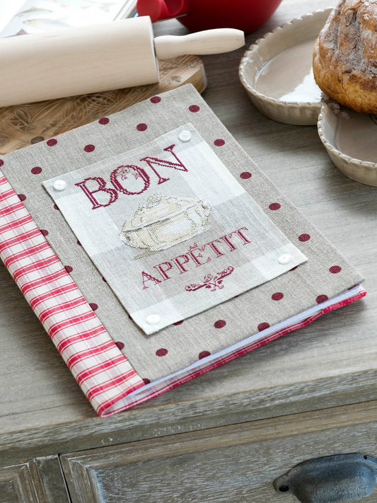 Grille broderie point de croix : couverture cahier de recettes avec soubière en faïence. Motif 115x75 pts, env. 13,69x20,9 cm sur lin 12 fils. Ref. DMC.