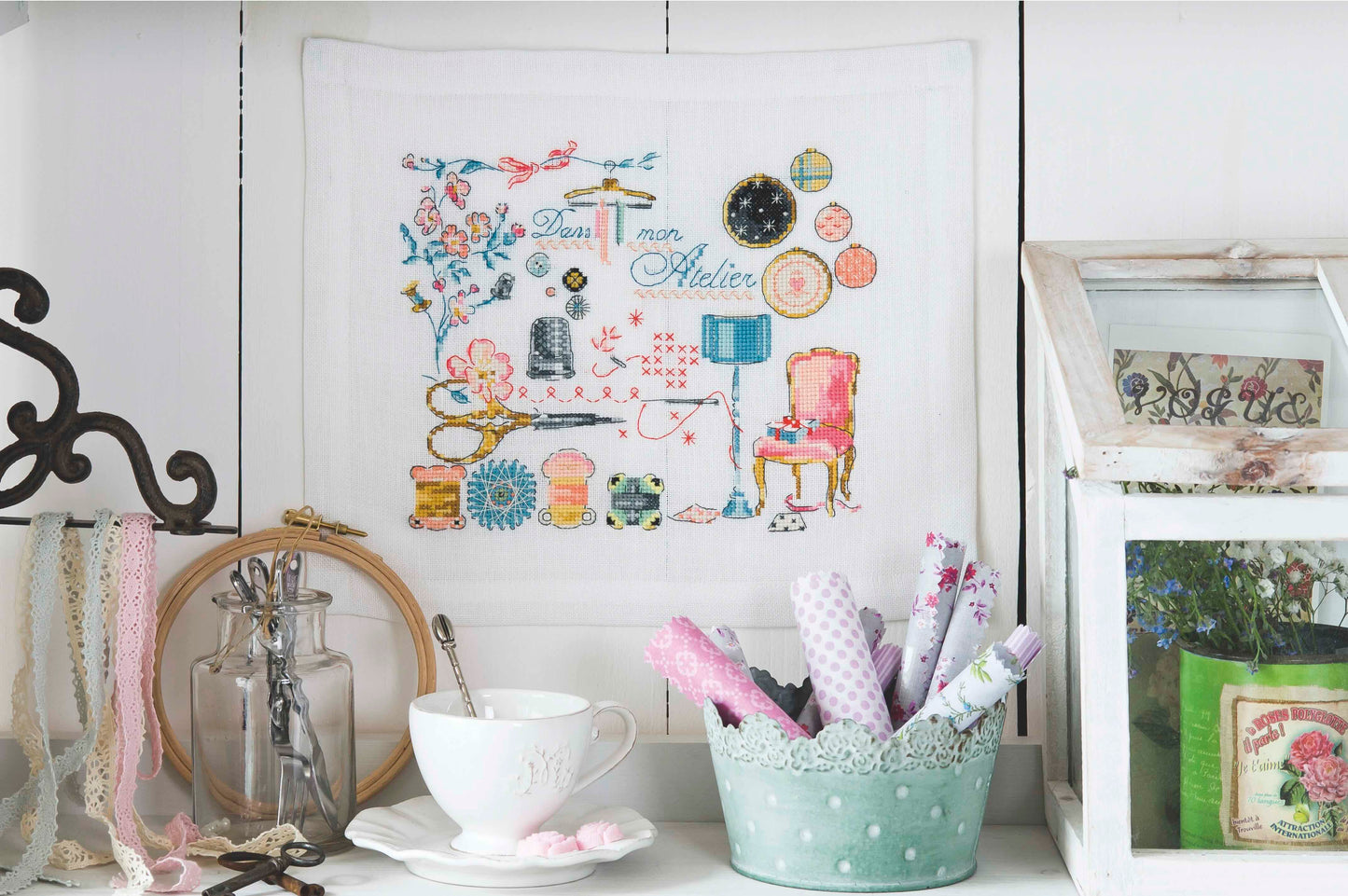 Grille de broderie au point de croix : Mon chic atelier, univers couture et mercerie romantique. 8 pages avec symboles et références DMC. À broder sur lin ou Aïda.