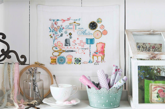 Grille de broderie au point de croix : Mon chic atelier, univers couture et mercerie romantique. 8 pages avec symboles et références DMC. À broder sur lin ou Aïda.