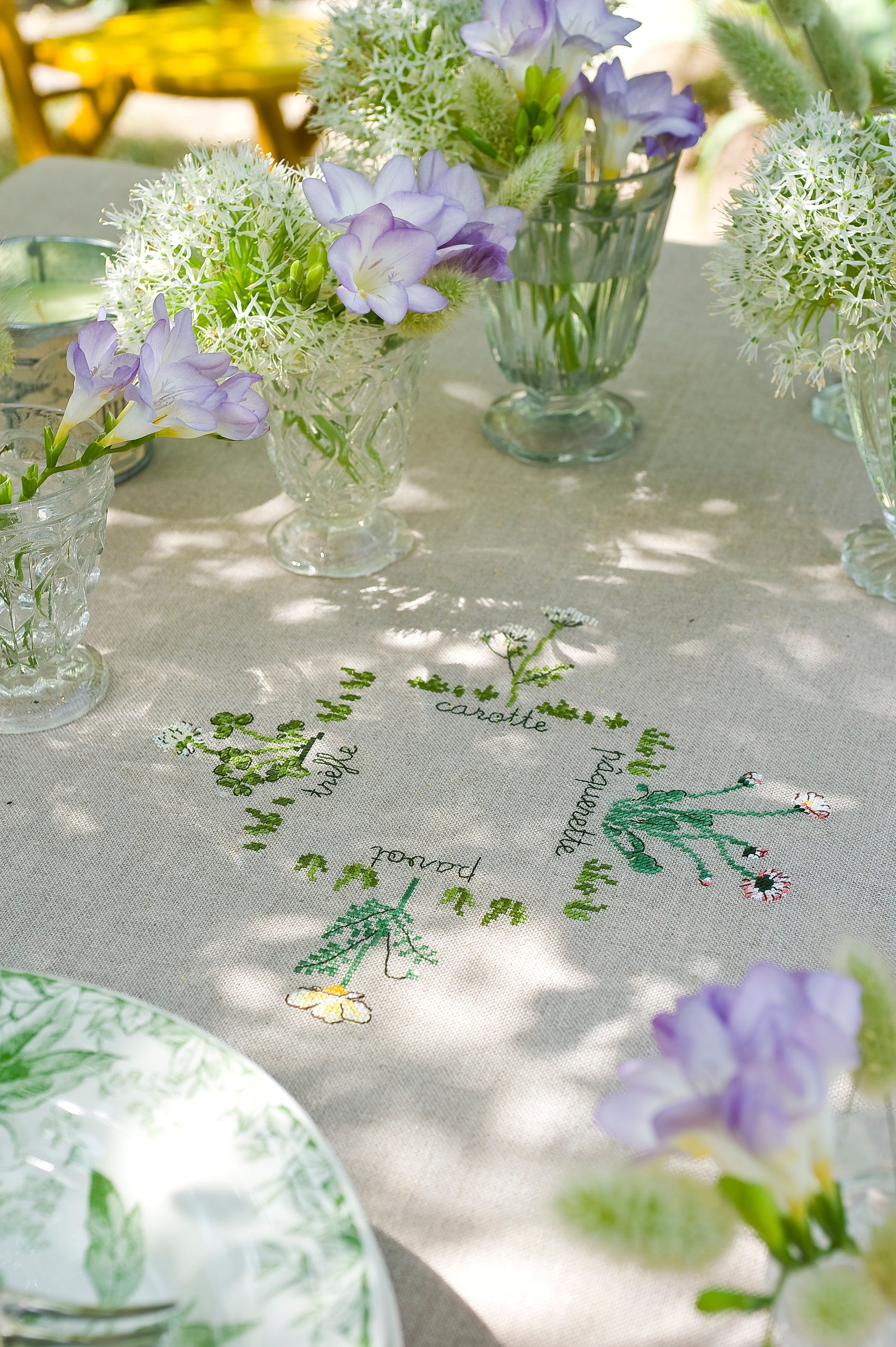 Grille broderie point de croix : nappe herbier avec pâquerettes, pissenlits, pavots et trèfles. Motifs sur lin 11 fils ou Aïda 5,5 pts. 4 pages. Ref. DMC.