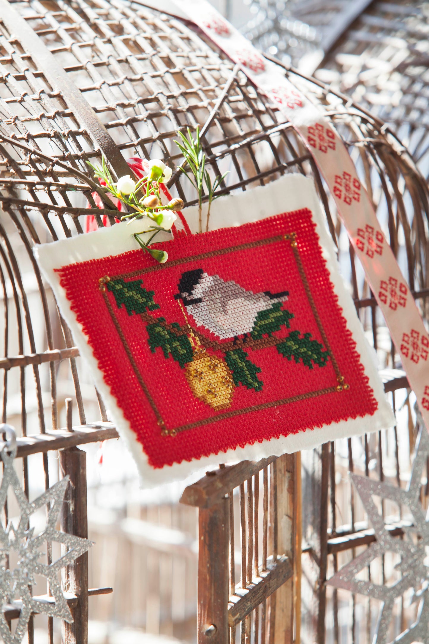 Grille de point de croix Noël : coussin, oiseaux et sapins sur Aïda 5,5 pts. 5 motifs inclus. Références DMC sur 6 pages.