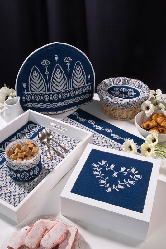 Grille de broderie point de croix « Wedgwood au goûter » : motifs inspirés de la faïence Wedgwood XVIIIe sur Aïda bleue 5,5 pts. Monochrome, DMC, 8 pages.