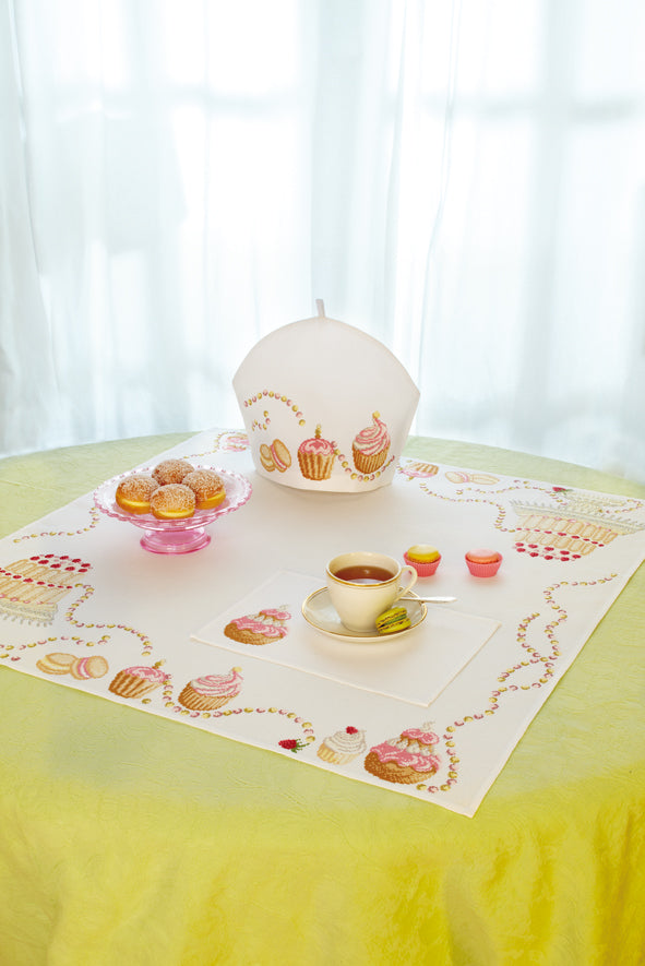 Grille point de croix : cupcakes, macarons et pâtisseries d'antan en teintes pastel. À broder sur Aïda 5,5 ou lin 11 fils/cm. 8 pages couleur DMC.
