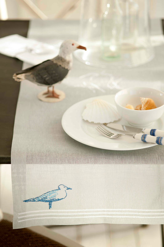 Grille de point de croix Élégance du rivage : mouette et mer sur lin 11 fils gris. Chemin de table et set de table. Références DMC sur 4 pages.