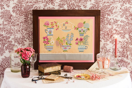 Grille broderie point de croix : tasses fleuries, hortensias et glycine sur lin Belfast. 10 pages, symboles et couleurs DMC. Toile Aïda ou lin.