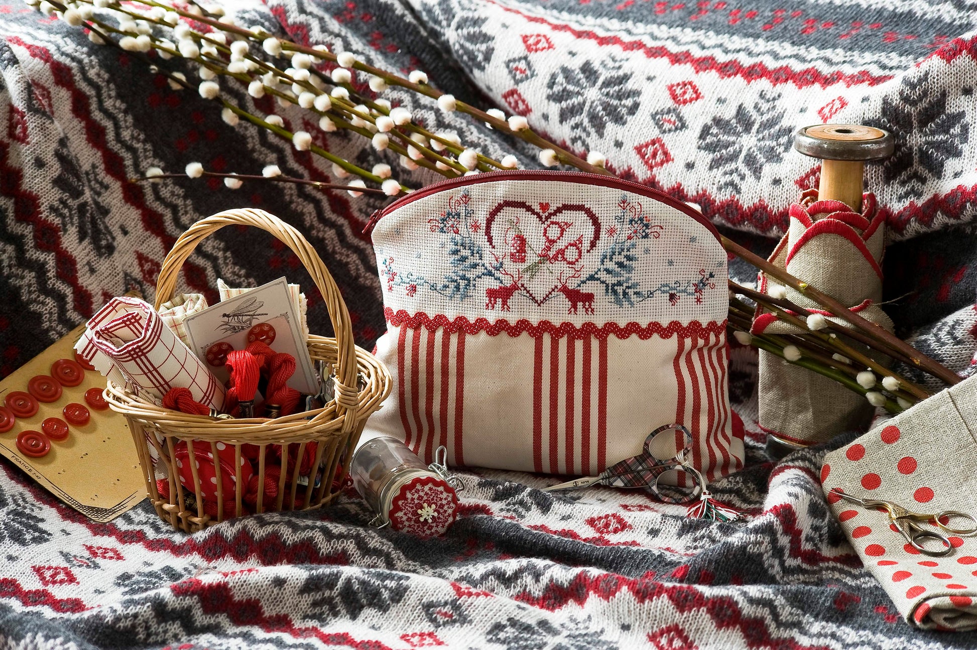Grille point de croix Le Style Jacquard par Création Point de Croix. Trousse brodeuse motif jacquard hiver, DMC sur 6 pages. Format fini env. 7×23,6 cm sur lin.