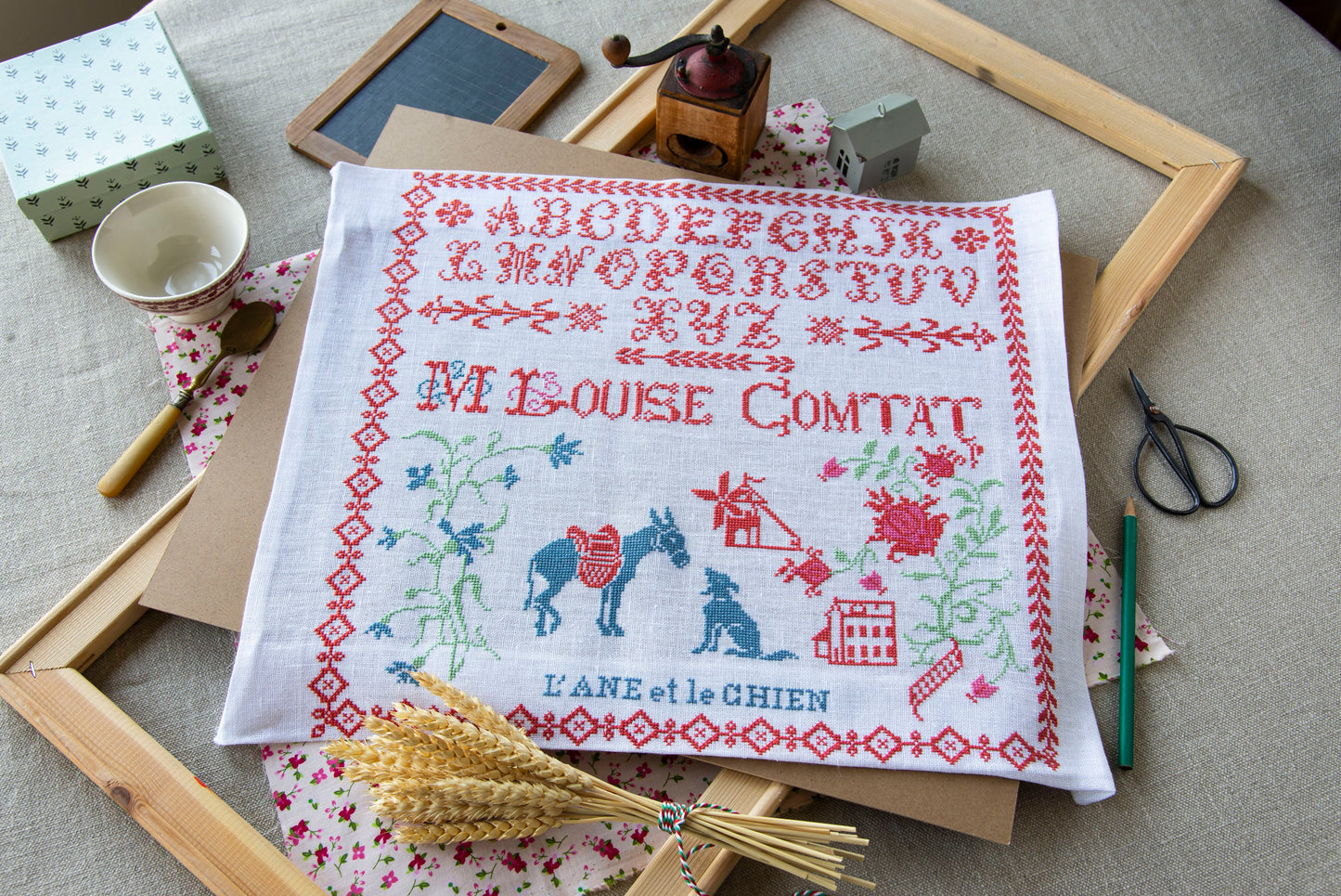 Grille point de croix – Marquoir âne et chien : sampler traditionnel avec alphabets, ornements et scène champêtre avec un âne et un chien sur toile de lin DMC – DMC & Création Point de Croix