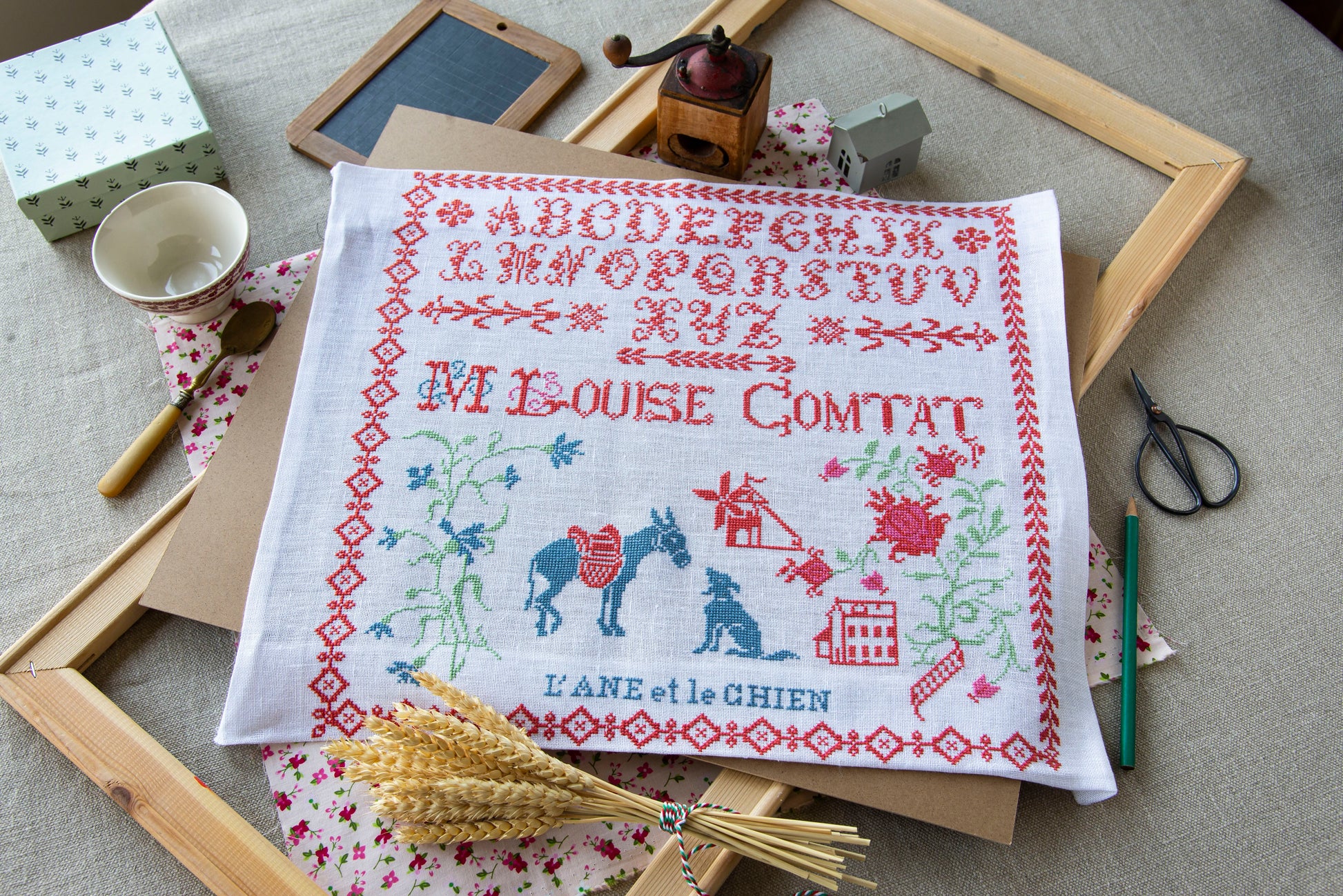 Grille point de croix – Marquoir âne et chien : sampler traditionnel avec alphabets, ornements et scène champêtre avec un âne et un chien sur toile de lin DMC – DMC & Création Point de Croix