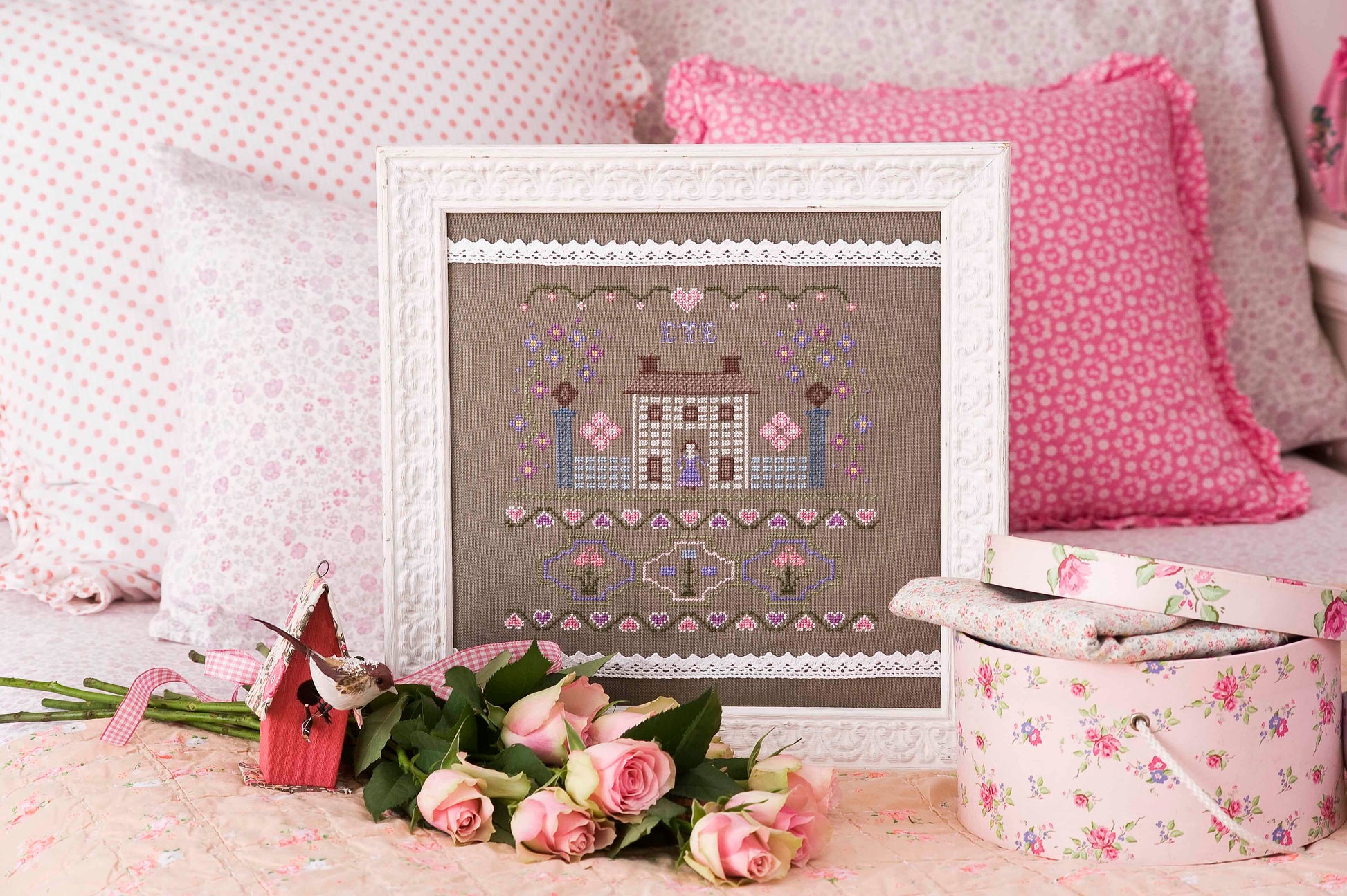 Grille point de croix Ma Maison d'Été par Création Point de Croix. Tableau maison et fleurs style country, DMC sur 6 pages. Format fini env. 21,8×23,3 cm sur lin.