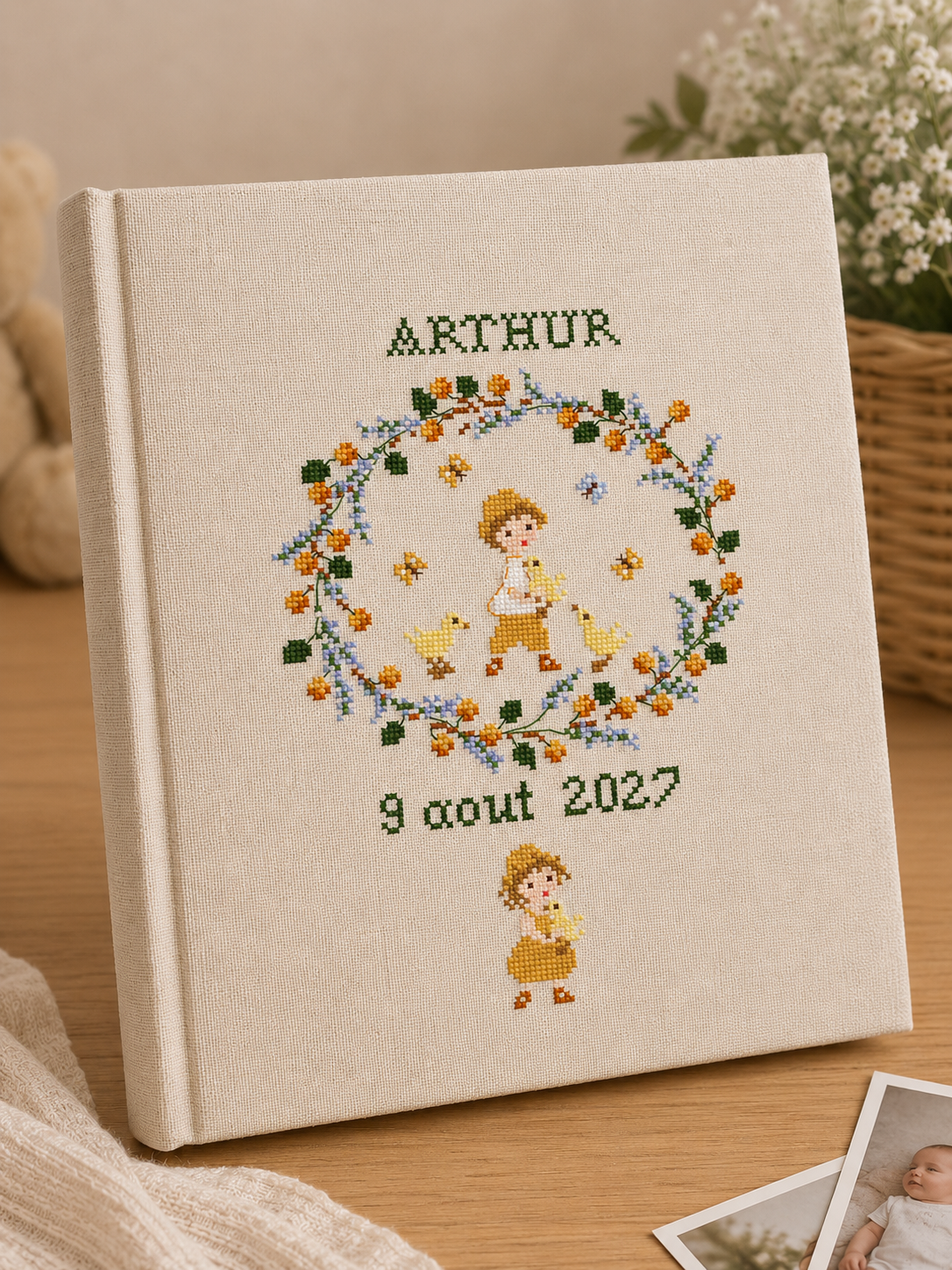 Grille point de croix Naissance Août avec abécédaire de Perrette Samouïloff. 88x102 points, techniques croix 2 brins et point de piqûre. À broder sur toile blanche.