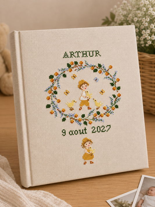 Grille point de croix Naissance Août avec abécédaire de Perrette Samouïloff. 88x102 points, techniques croix 2 brins et point de piqûre. À broder sur toile blanche.