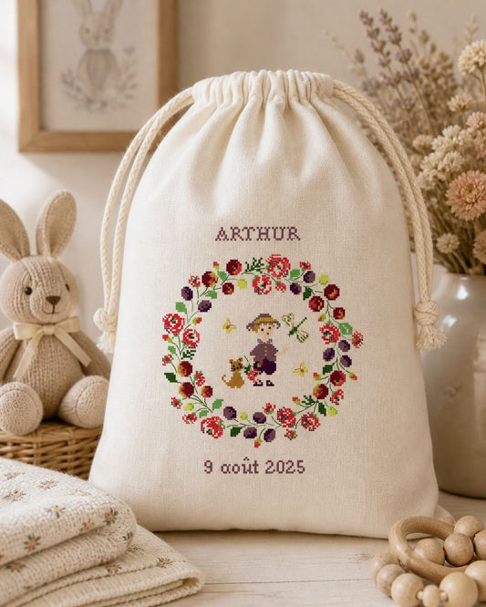 Grille inédite broderie point de croix : Naissance été par Perrette Samouiloff. 107×102 pts, couronne estivale, bébé, chaton. Point de croix, ¾ de point, point de piquûre.