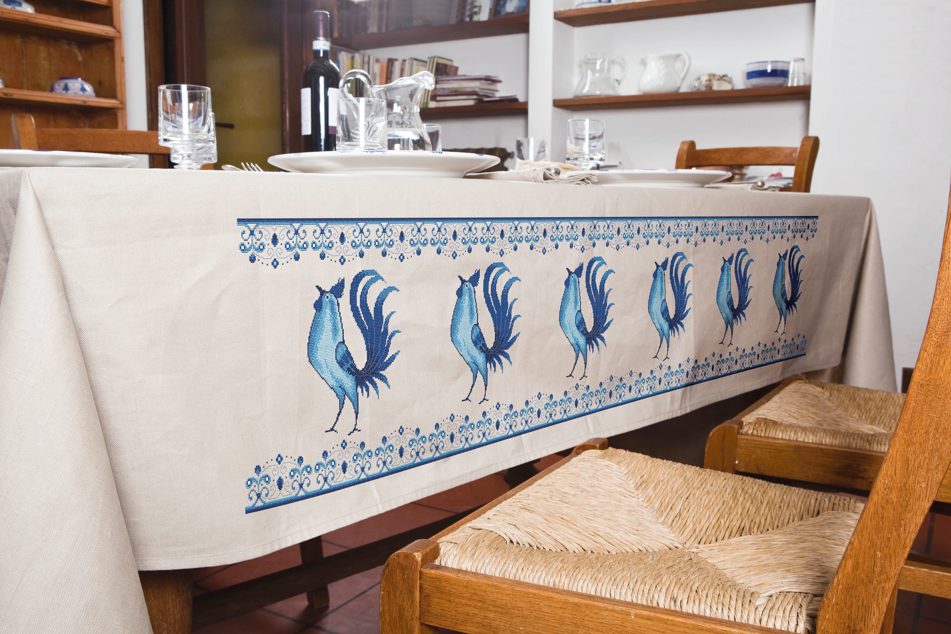 Pack 4 grilles broderie point de croix : basse-cour chic, coqs et poules en dégradé bleu. Nappe et serviettes. Imprimées sur 6 pages. Réf. DMC incluses.