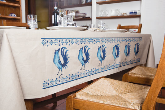 Pack 4 grilles broderie point de croix : basse-cour chic, coqs et poules en dégradé bleu. Nappe et serviettes. Imprimées sur 6 pages. Réf. DMC incluses.