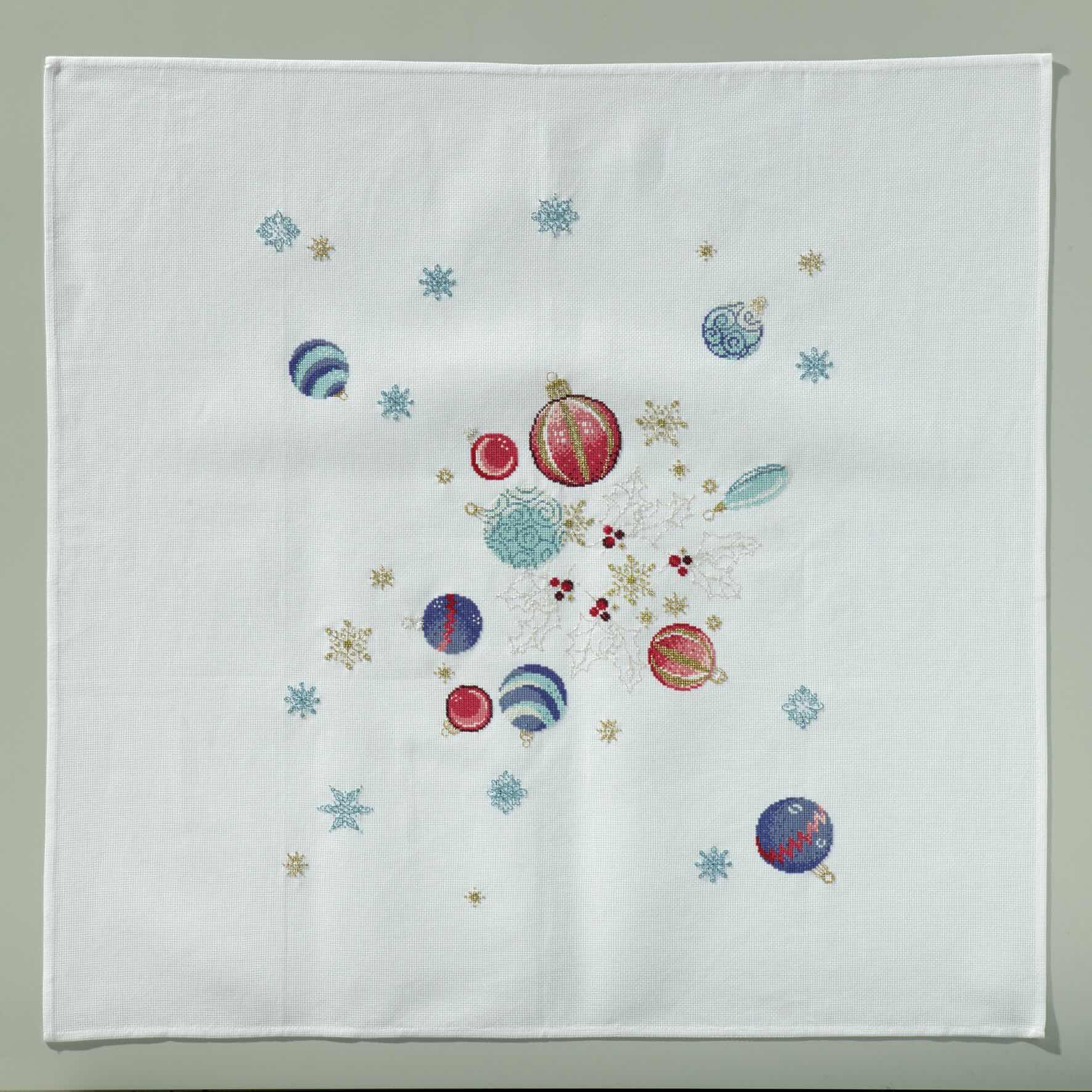 Grille broderie point de croix : nappe de Noël avec boules, flocons et étoiles. Imprimée en couleur sur 6 pages. Réf. DMC incluses.