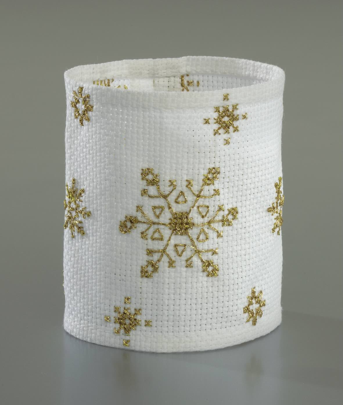 Grille broderie point de croix : nappe de Noël avec boules, flocons et étoiles. Imprimée en couleur sur 6 pages. Réf. DMC incluses.