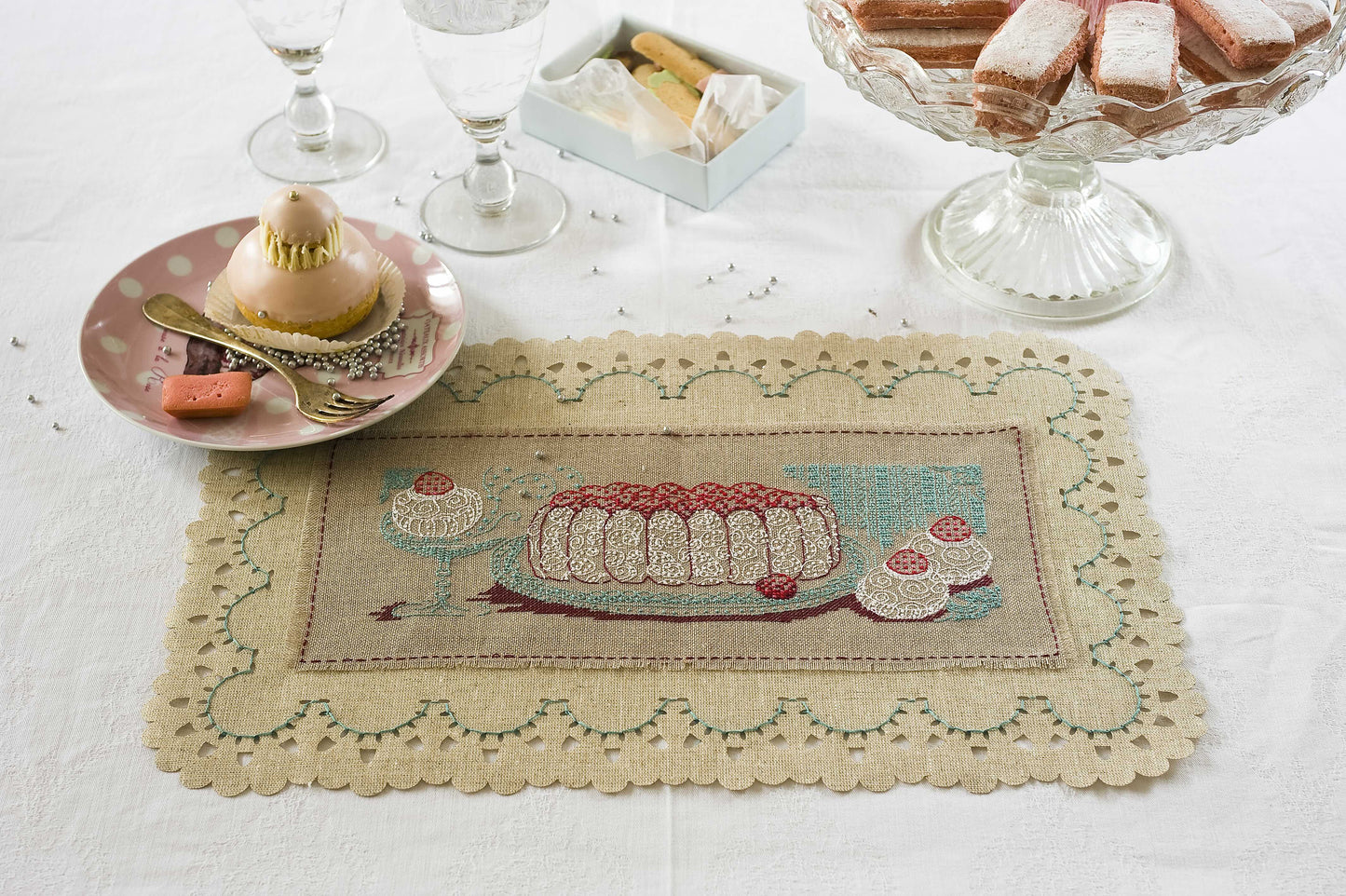 Grille point de croix Petit Décor de Table par Création Point de Croix. Set de table brodé, DMC sur 6 pages. Format fini env. 10,7×27,2 cm sur lin 11 fils.
