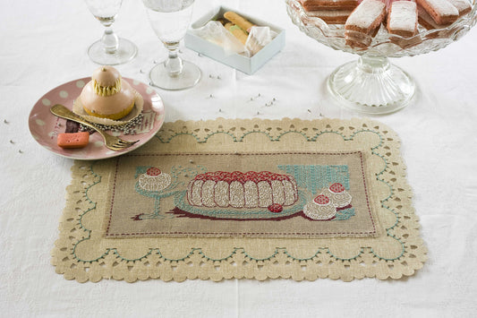 Grille point de croix Petit Décor de Table par Création Point de Croix. Set de table brodé, DMC sur 6 pages. Format fini env. 10,7×27,2 cm sur lin 11 fils.