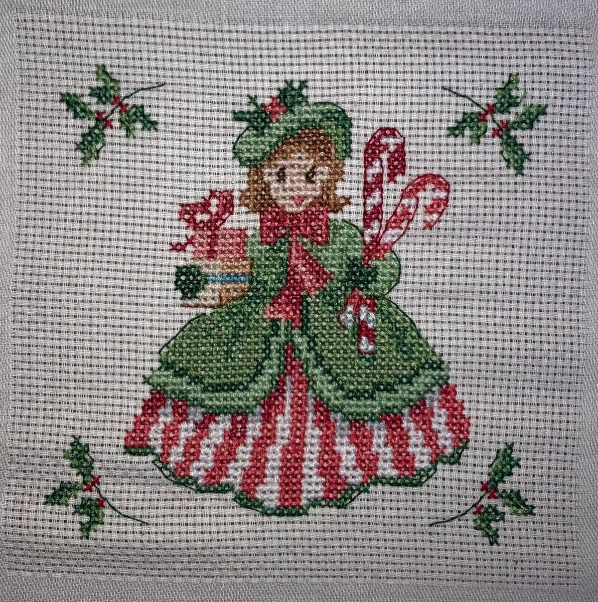 Brodez « Les Noëls de notre enfance » : motifs rétro de Noël pour chemin de table sur Aïda 5,5 points/cm. Petits motifs de 65 × 65 points en moyenne.