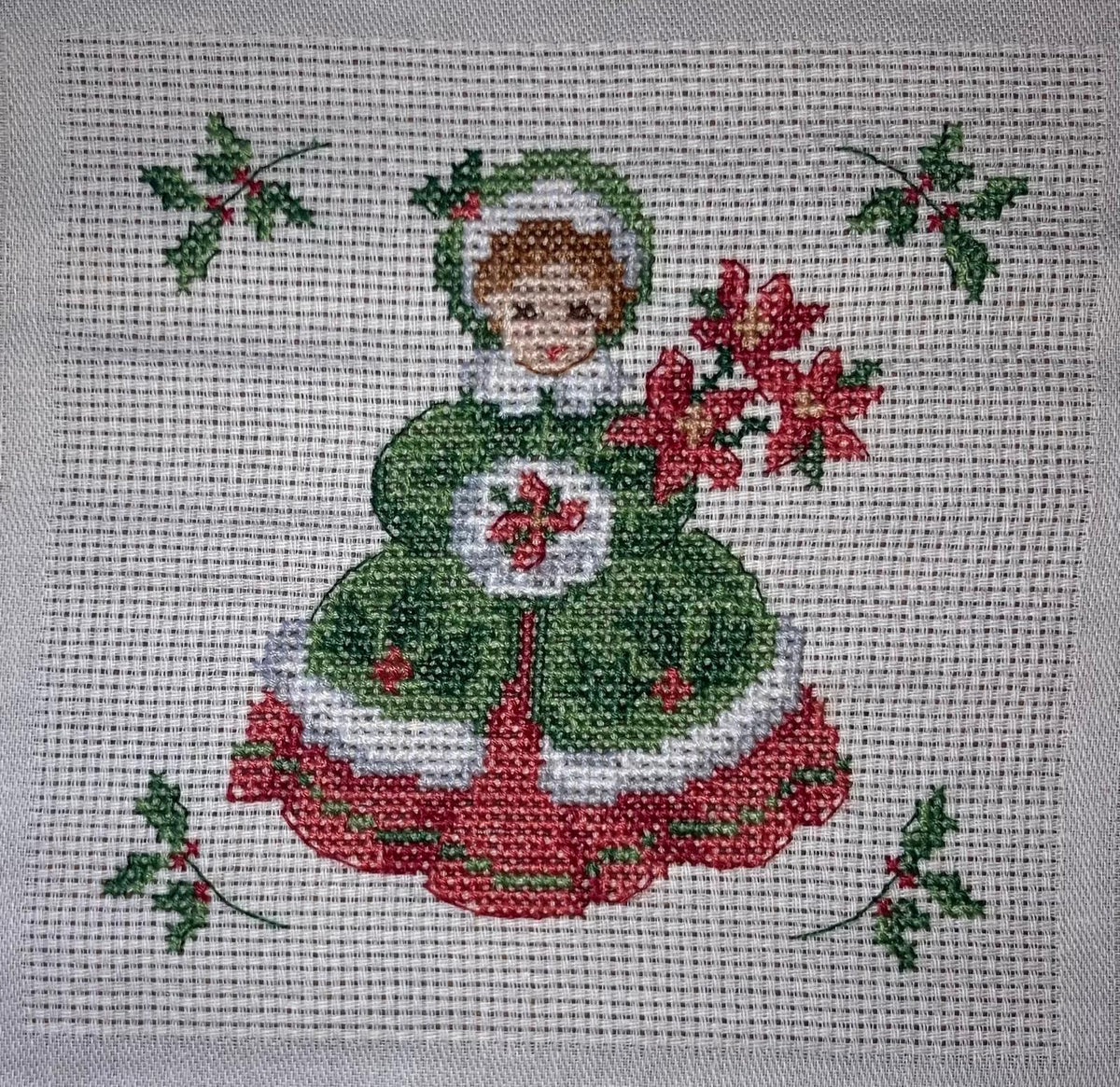 Brodez « Les Noëls de notre enfance » : motifs rétro de Noël pour chemin de table sur Aïda 5,5 points/cm. Petits motifs de 65 × 65 points en moyenne.