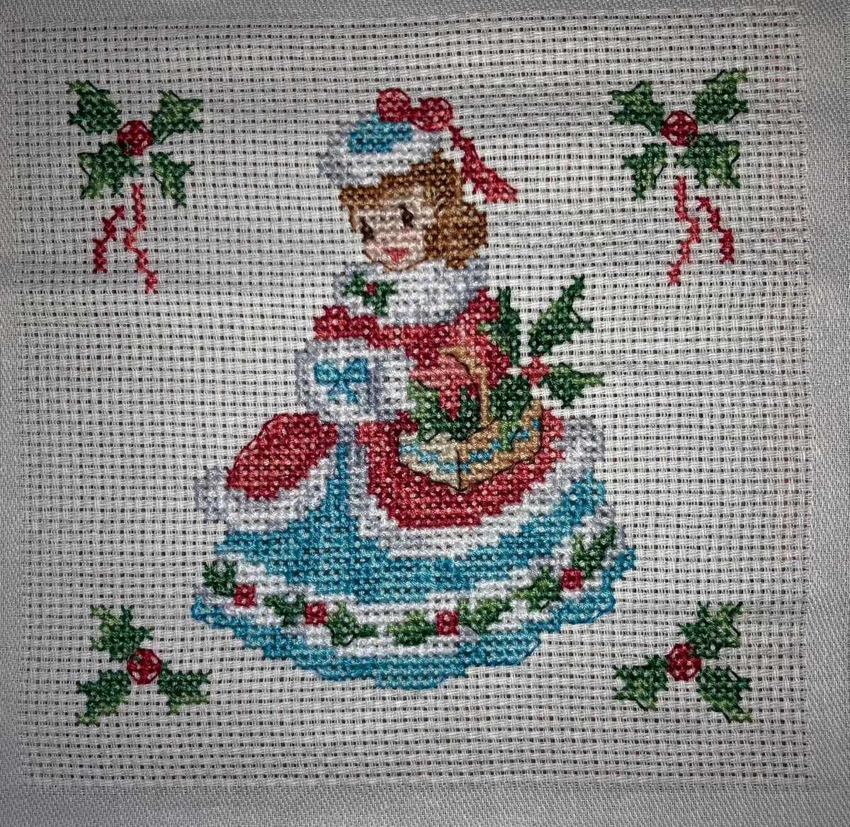 Brodez « Les Noëls de notre enfance » : motifs rétro de Noël pour chemin de table sur Aïda 5,5 points/cm. Petits motifs de 65 × 65 points en moyenne.