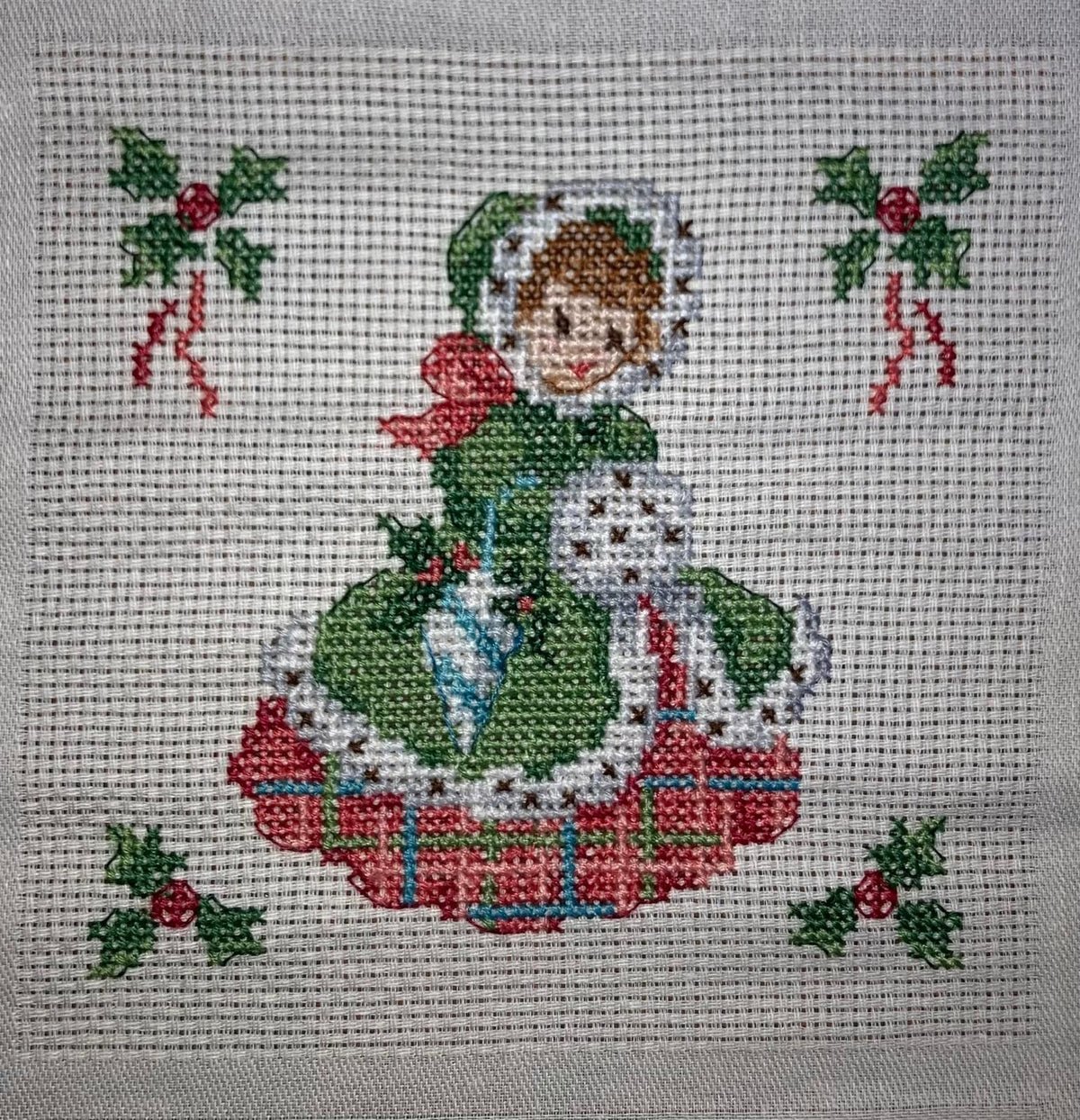 Brodez « Les Noëls de notre enfance » : motifs rétro de Noël pour chemin de table sur Aïda 5,5 points/cm. Petits motifs de 65 × 65 points en moyenne.
