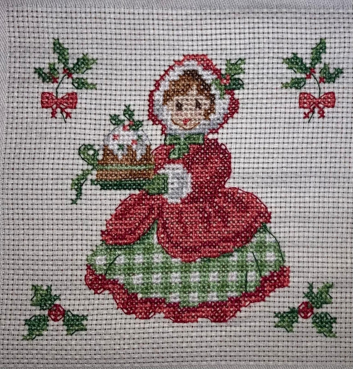 Brodez « Les Noëls de notre enfance » : motifs rétro de Noël pour chemin de table sur Aïda 5,5 points/cm. Petits motifs de 65 × 65 points en moyenne.