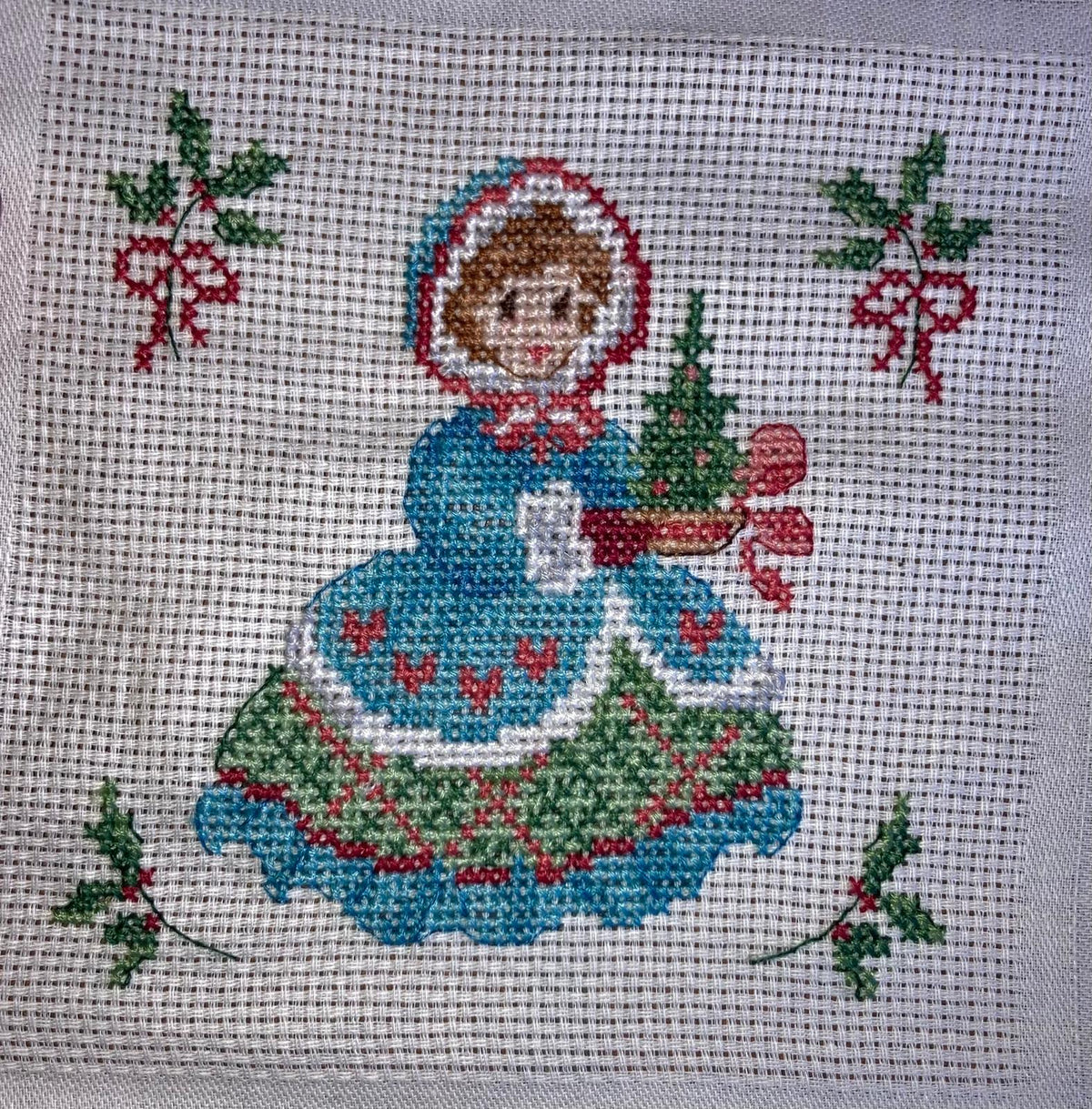 Brodez « Les Noëls de notre enfance » : motifs rétro de Noël pour chemin de table sur Aïda 5,5 points/cm. Petits motifs de 65 × 65 points en moyenne.
