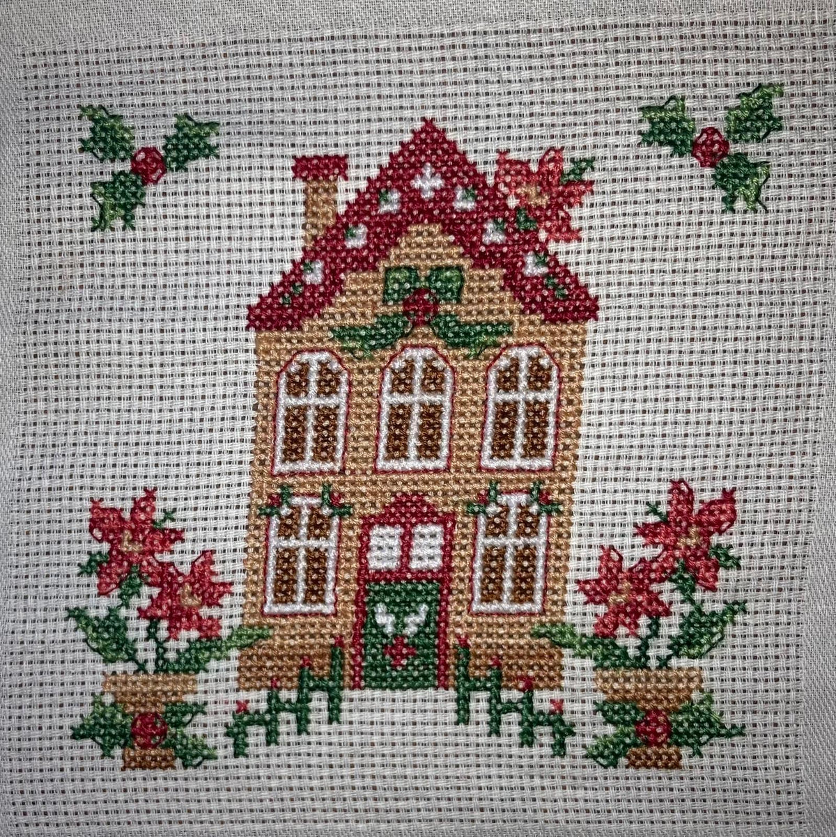 Brodez « Les Noëls de notre enfance » : motifs rétro de Noël pour chemin de table sur Aïda 5,5 points/cm. Petits motifs de 65 × 65 points en moyenne.