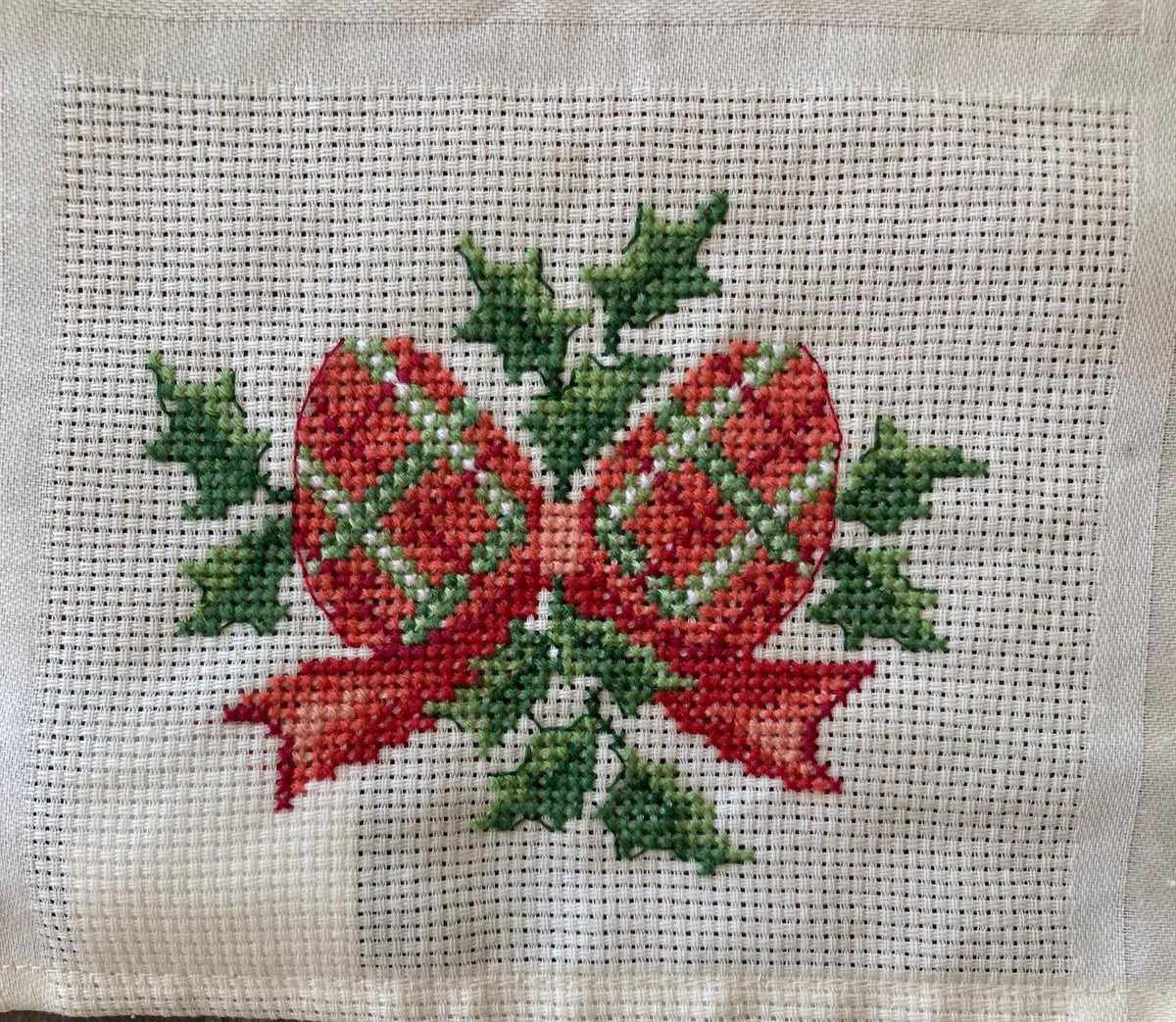 Brodez « Les Noëls de notre enfance » : motifs rétro de Noël pour chemin de table sur Aïda 5,5 points/cm. Petits motifs de 65 × 65 points en moyenne.