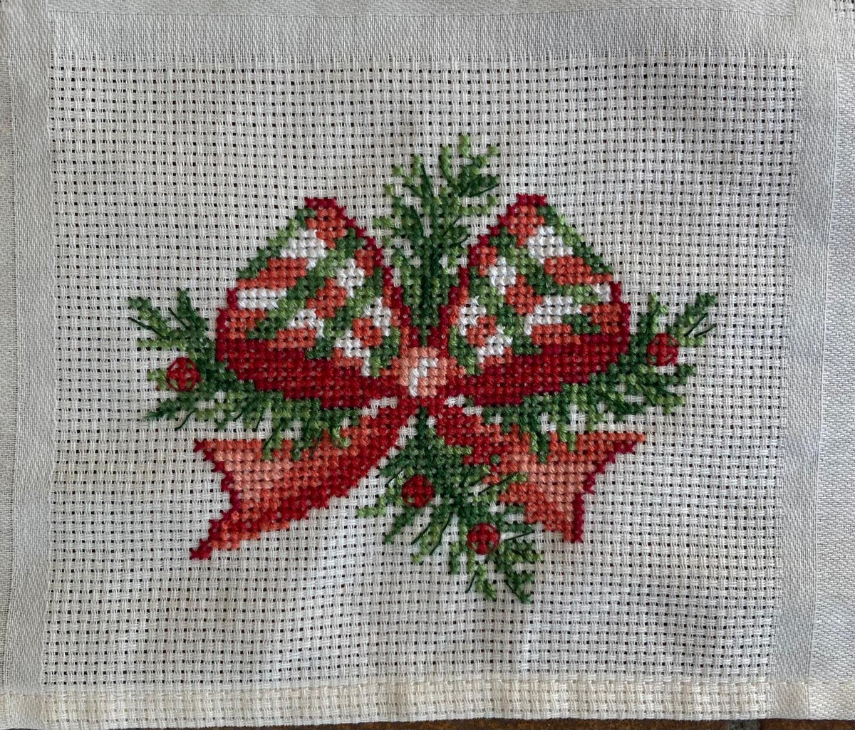 Brodez « Les Noëls de notre enfance » : motifs rétro de Noël pour chemin de table sur Aïda 5,5 points/cm. Petits motifs de 65 × 65 points en moyenne.