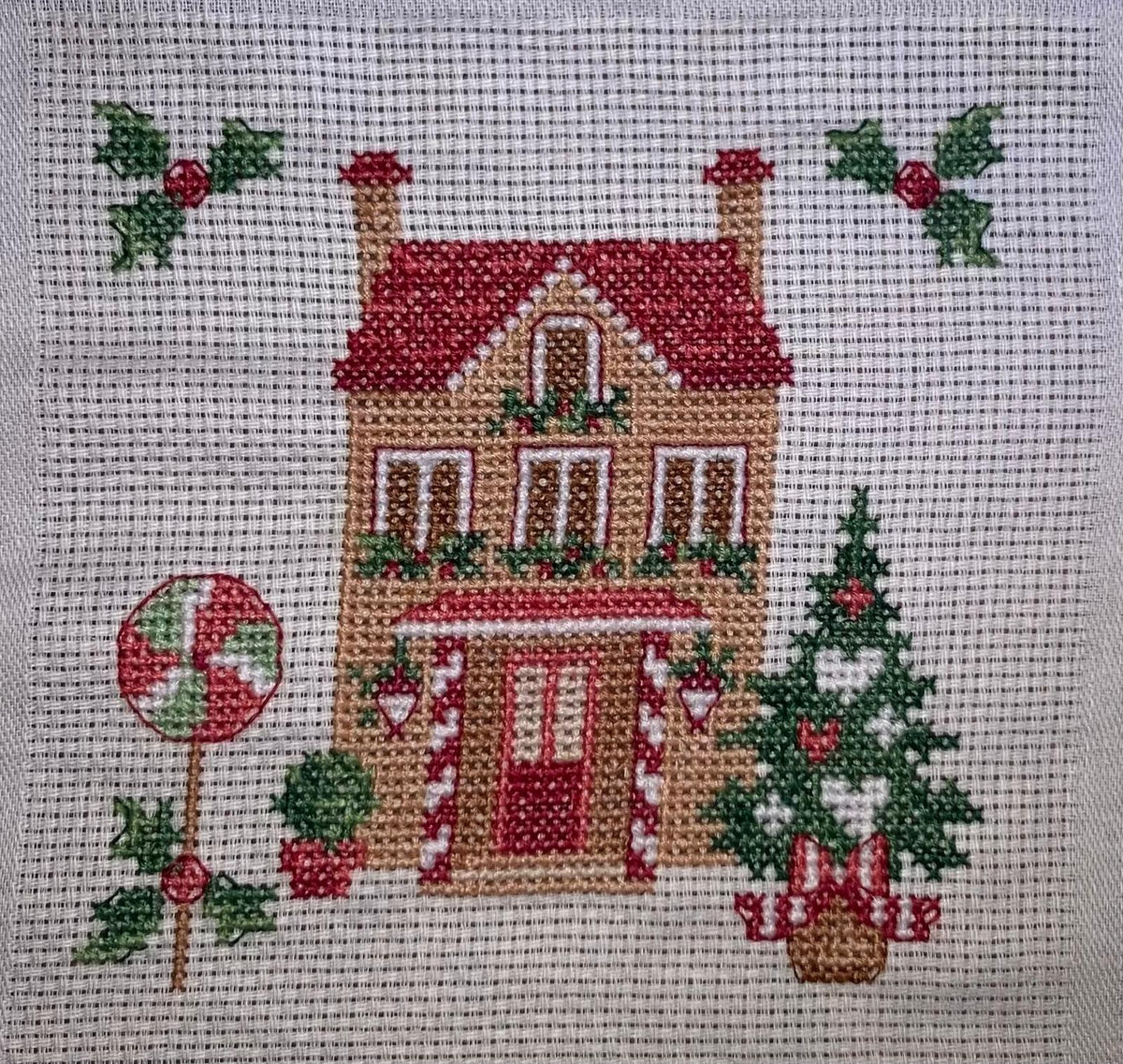 Brodez « Les Noëls de notre enfance » : motifs rétro de Noël pour chemin de table sur Aïda 5,5 points/cm. Petits motifs de 65 × 65 points en moyenne.